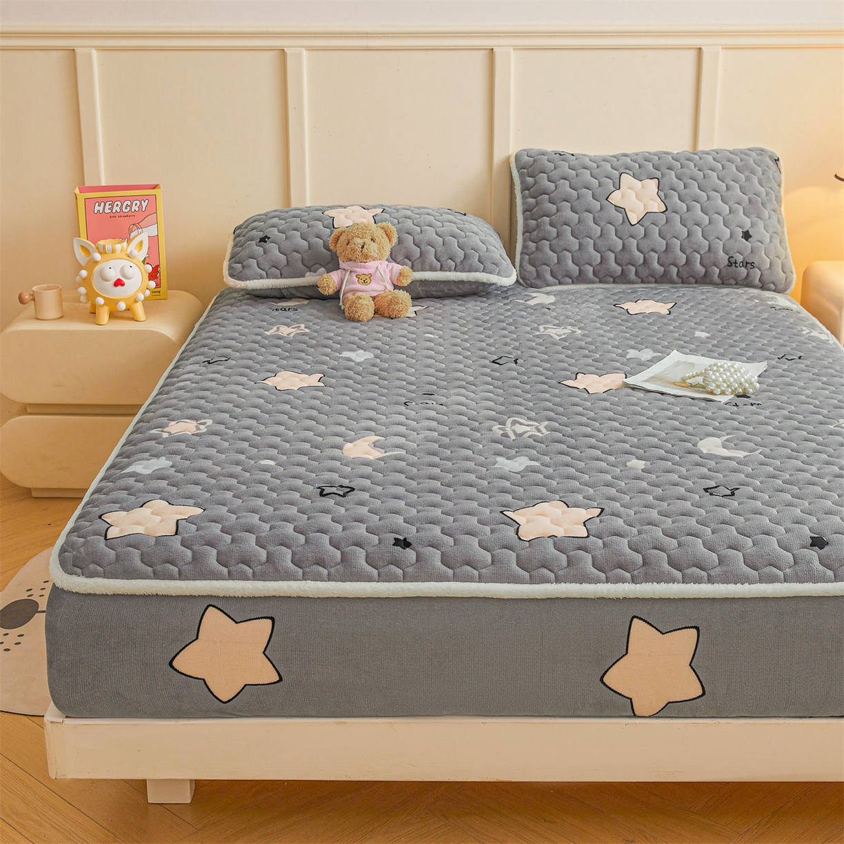 91家纺网 家纺一手货源 找家纺 雯豆家纺 2025新款牛奶绒夹棉床笠印花款床垫保护套秋冬保暖床罩 牛奶绒夹棉床笠-满天星