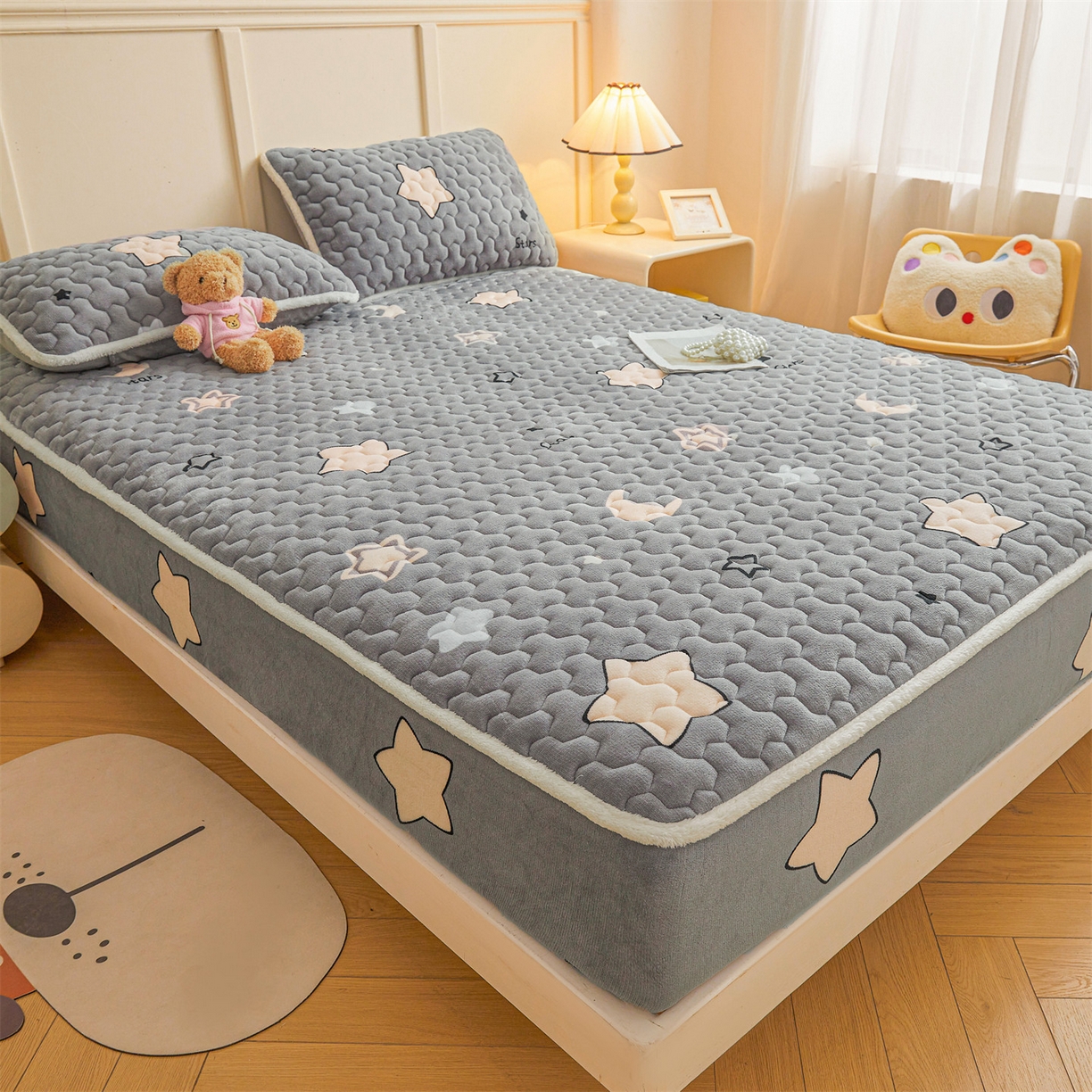 91家纺网 家纺一手货源 找家纺 雯豆家纺 2025新款牛奶绒夹棉床笠印花款床垫保护套秋冬保暖床罩 牛奶绒夹棉床笠-满天星