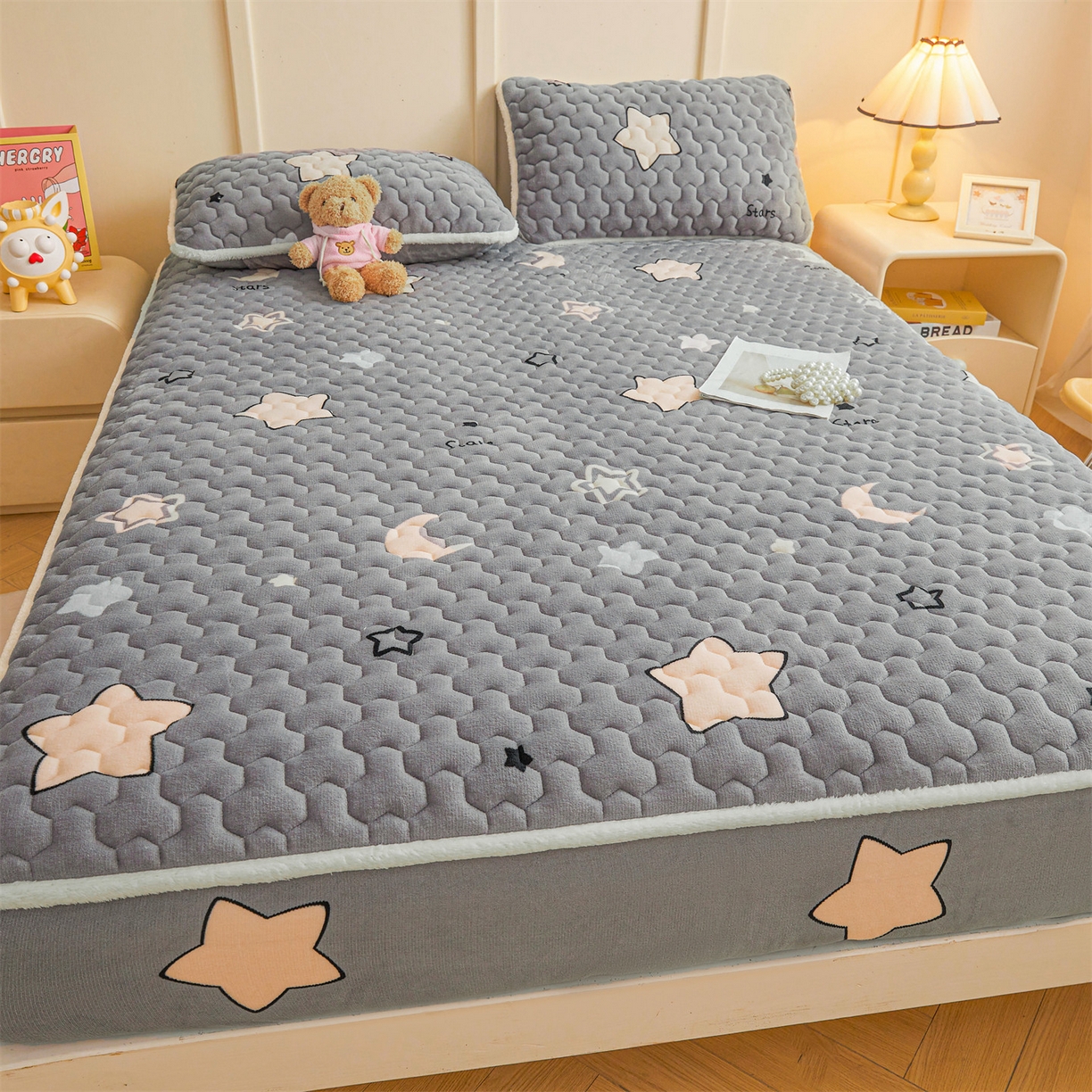 91家纺网 家纺一手货源 找家纺 雯豆家纺 2025新款牛奶绒夹棉床笠印花款床垫保护套秋冬保暖床罩 牛奶绒夹棉床笠-满天星