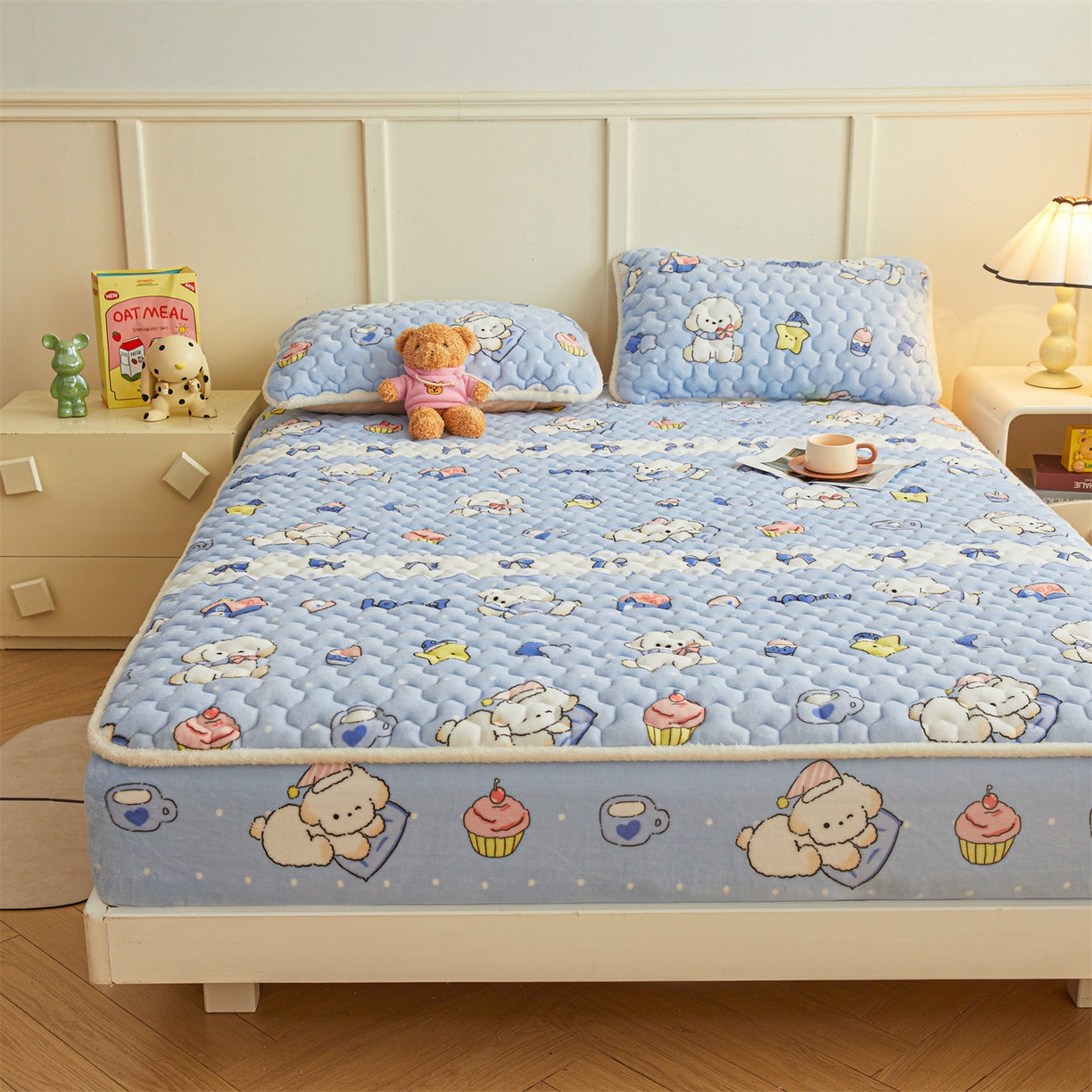 91家纺网 家纺一手货源 找家纺 雯豆家纺 2025新款牛奶绒夹棉床笠印花款床垫保护套秋冬保暖床罩 牛奶绒夹棉床笠-奶蓝小狗