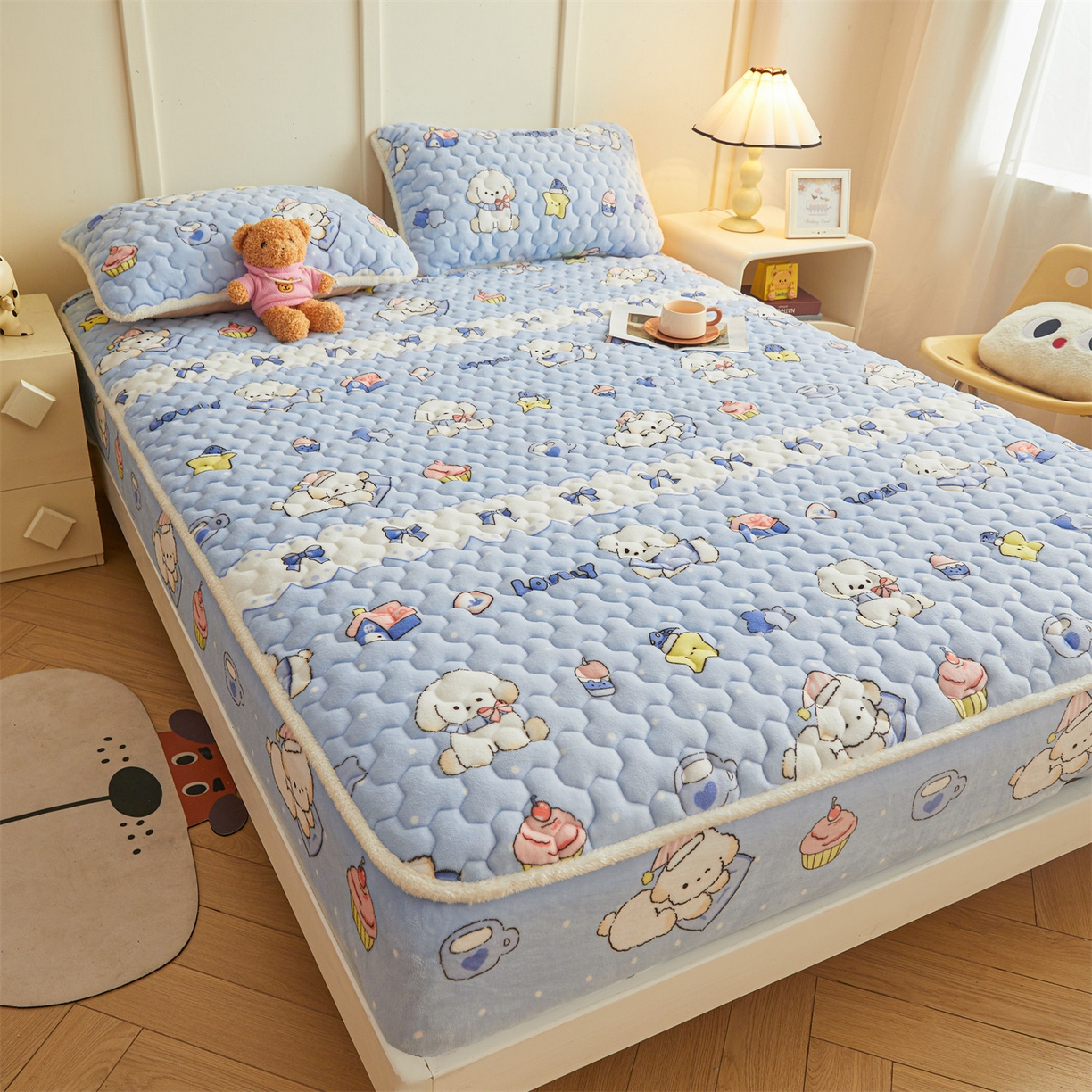 91家纺网 家纺一手货源 找家纺 雯豆家纺 2025新款牛奶绒夹棉床笠印花款床垫保护套秋冬保暖床罩 牛奶绒夹棉床笠-奶蓝小狗