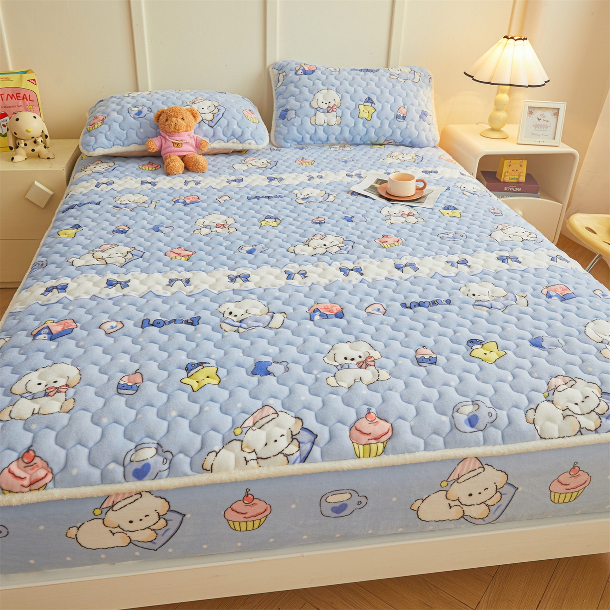 91家纺网 家纺一手货源 找家纺 雯豆家纺 2025新款牛奶绒夹棉床笠印花款床垫保护套秋冬保暖床罩 牛奶绒夹棉床笠-奶蓝小狗