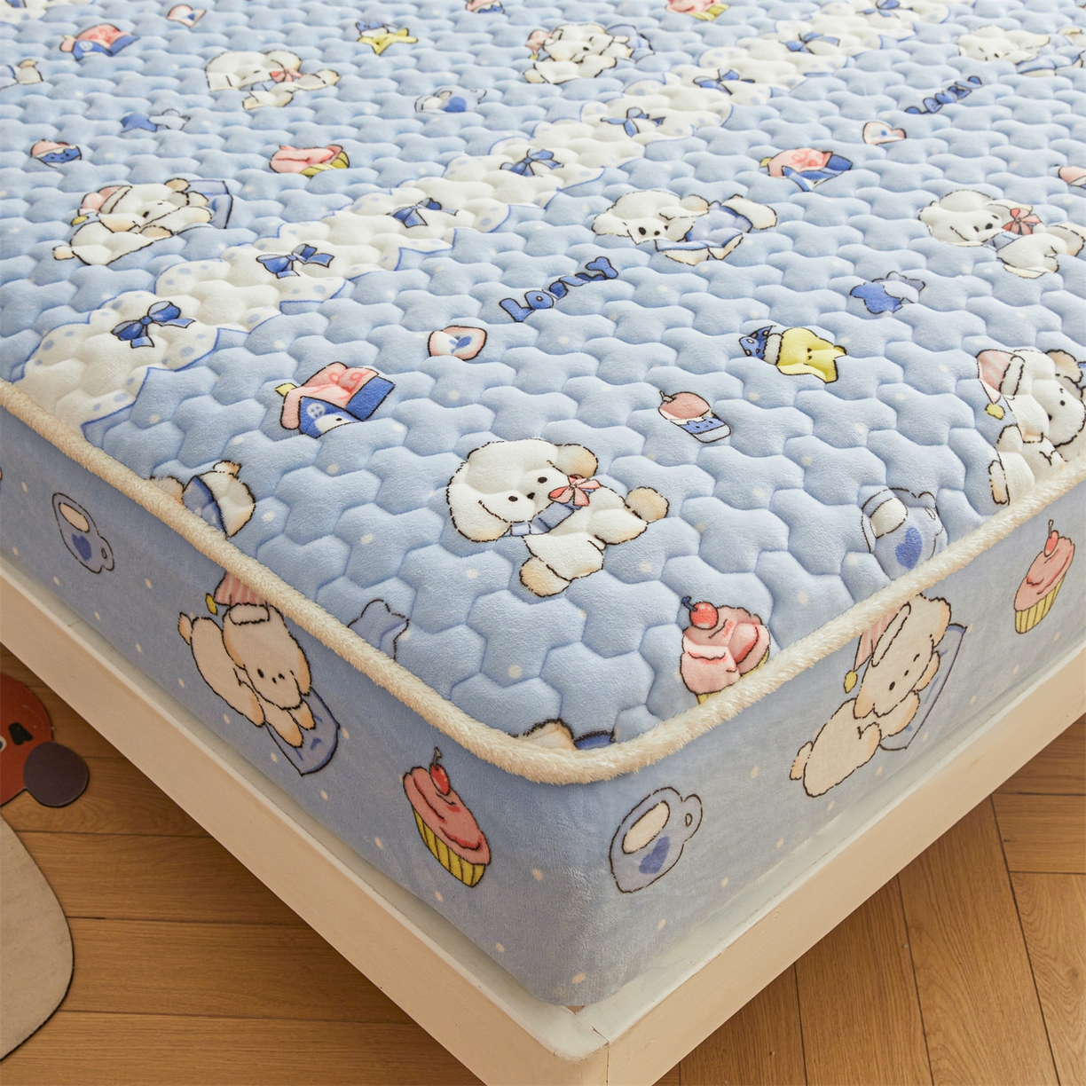 91家纺网 家纺一手货源 找家纺 雯豆家纺 2025新款牛奶绒夹棉床笠印花款床垫保护套秋冬保暖床罩 牛奶绒夹棉床笠-奶蓝小狗