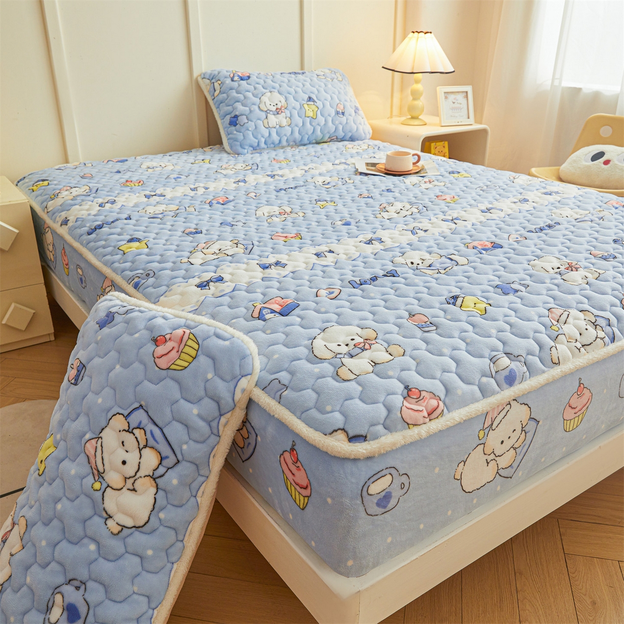 91家纺网 家纺一手货源 找家纺 雯豆家纺 2025新款牛奶绒夹棉床笠印花款床垫保护套秋冬保暖床罩 牛奶绒夹棉床笠-奶蓝小狗