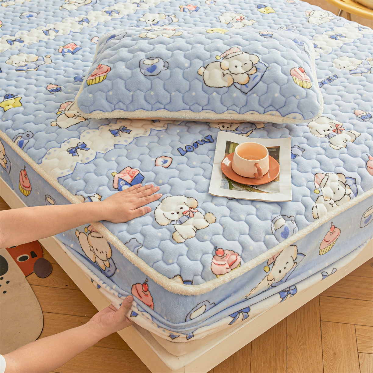 91家纺网 家纺一手货源 找家纺 雯豆家纺 2025新款牛奶绒夹棉床笠印花款床垫保护套秋冬保暖床罩 牛奶绒夹棉床笠-奶蓝小狗