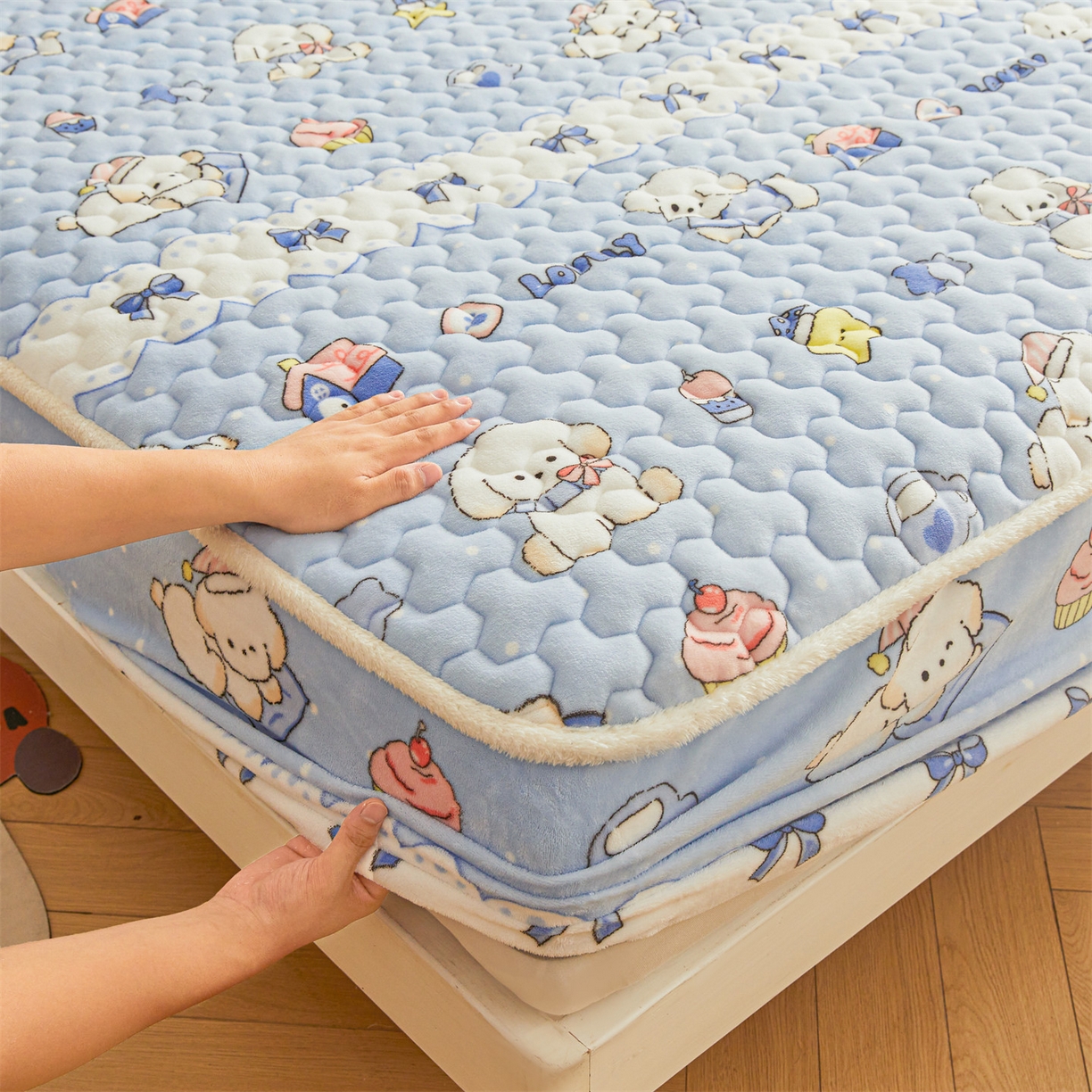 91家纺网 家纺一手货源 找家纺 雯豆家纺 2025新款牛奶绒夹棉床笠印花款床垫保护套秋冬保暖床罩 牛奶绒夹棉床笠-奶蓝小狗