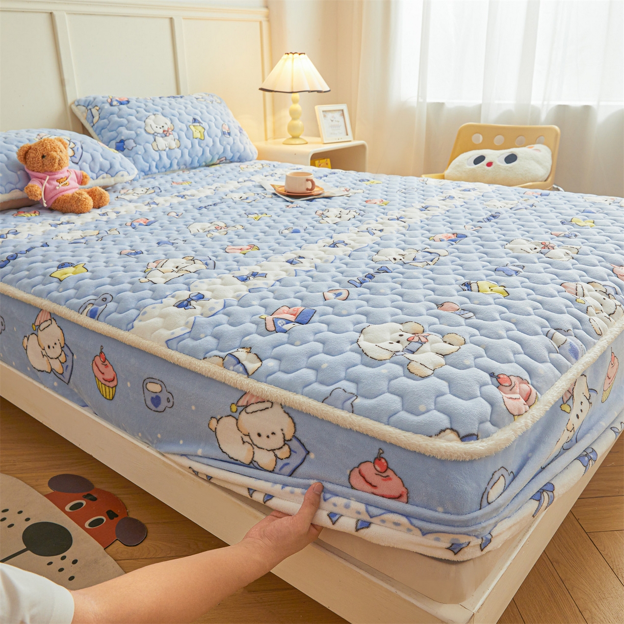 91家纺网 家纺一手货源 找家纺 雯豆家纺 2025新款牛奶绒夹棉床笠印花款床垫保护套秋冬保暖床罩 牛奶绒夹棉床笠-奶蓝小狗