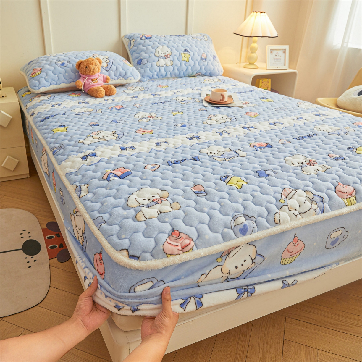 91家纺网 家纺一手货源 找家纺 雯豆家纺 2025新款牛奶绒夹棉床笠印花款床垫保护套秋冬保暖床罩 牛奶绒夹棉床笠-奶蓝小狗