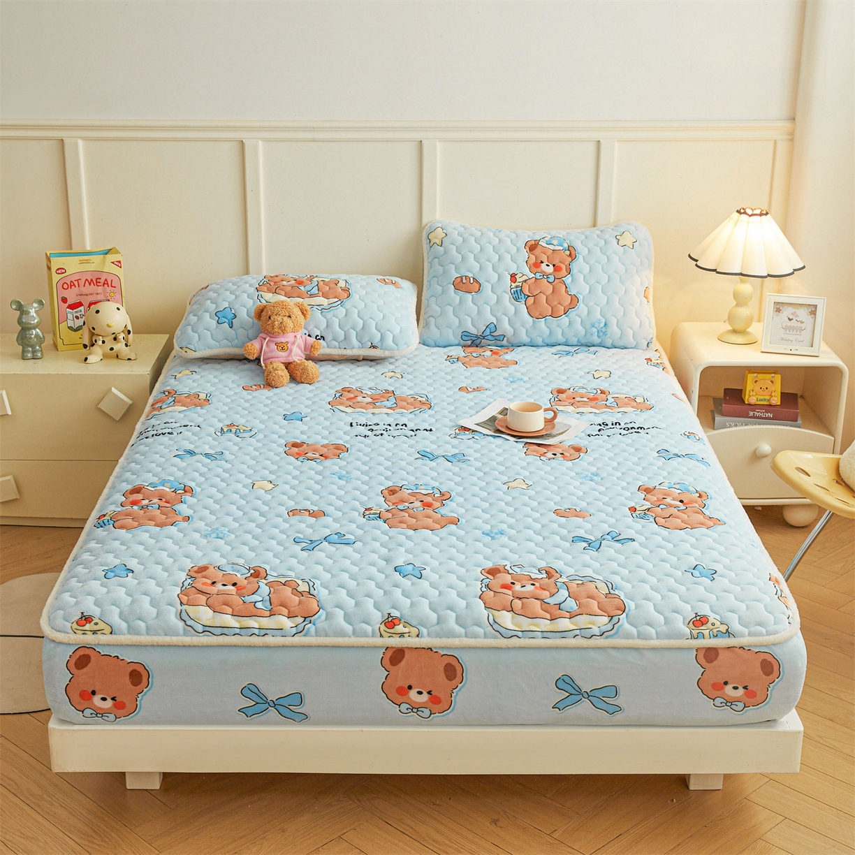 91家纺网 家纺一手货源 找家纺 雯豆家纺 2025新款牛奶绒夹棉床笠印花款床垫保护套秋冬保暖床罩 牛奶绒夹棉床笠-趴趴熊