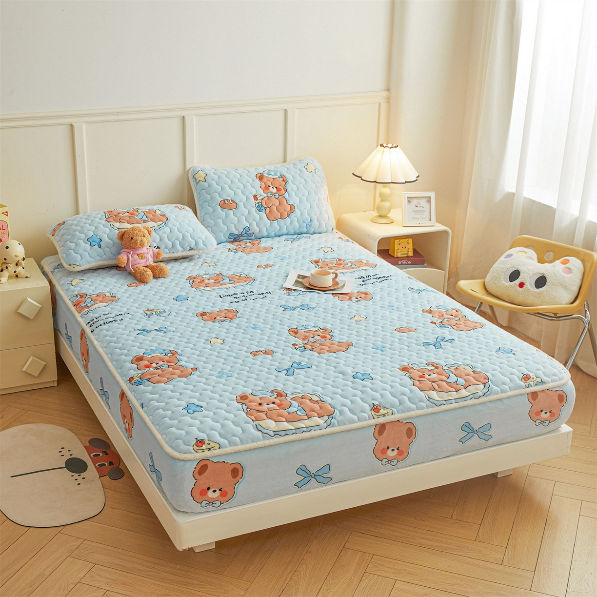 91家纺网 家纺一手货源 找家纺 雯豆家纺 2025新款牛奶绒夹棉床笠印花款床垫保护套秋冬保暖床罩 牛奶绒夹棉床笠-趴趴熊