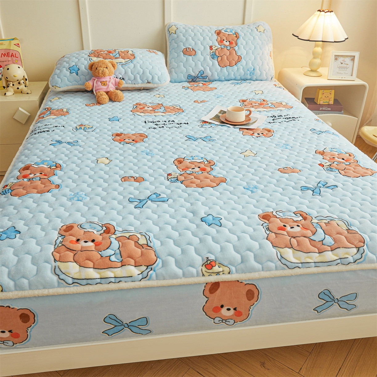 91家纺网 家纺一手货源 找家纺 雯豆家纺 2025新款牛奶绒夹棉床笠印花款床垫保护套秋冬保暖床罩 牛奶绒夹棉床笠-趴趴熊