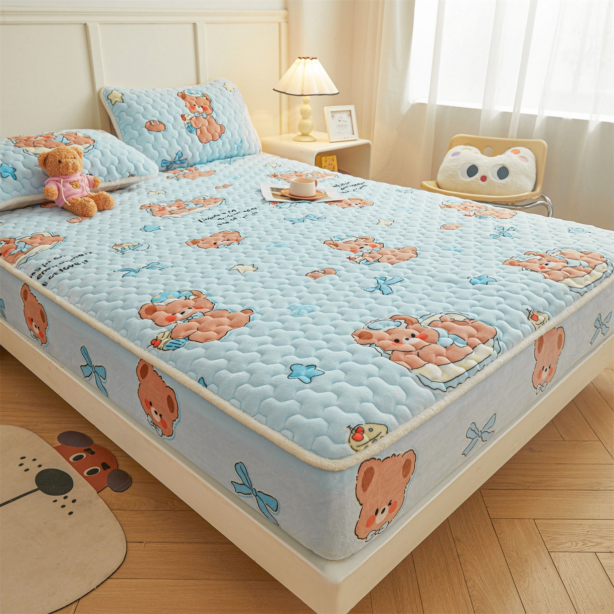 91家纺网 家纺一手货源 找家纺 雯豆家纺 2025新款牛奶绒夹棉床笠印花款床垫保护套秋冬保暖床罩 牛奶绒夹棉床笠-趴趴熊