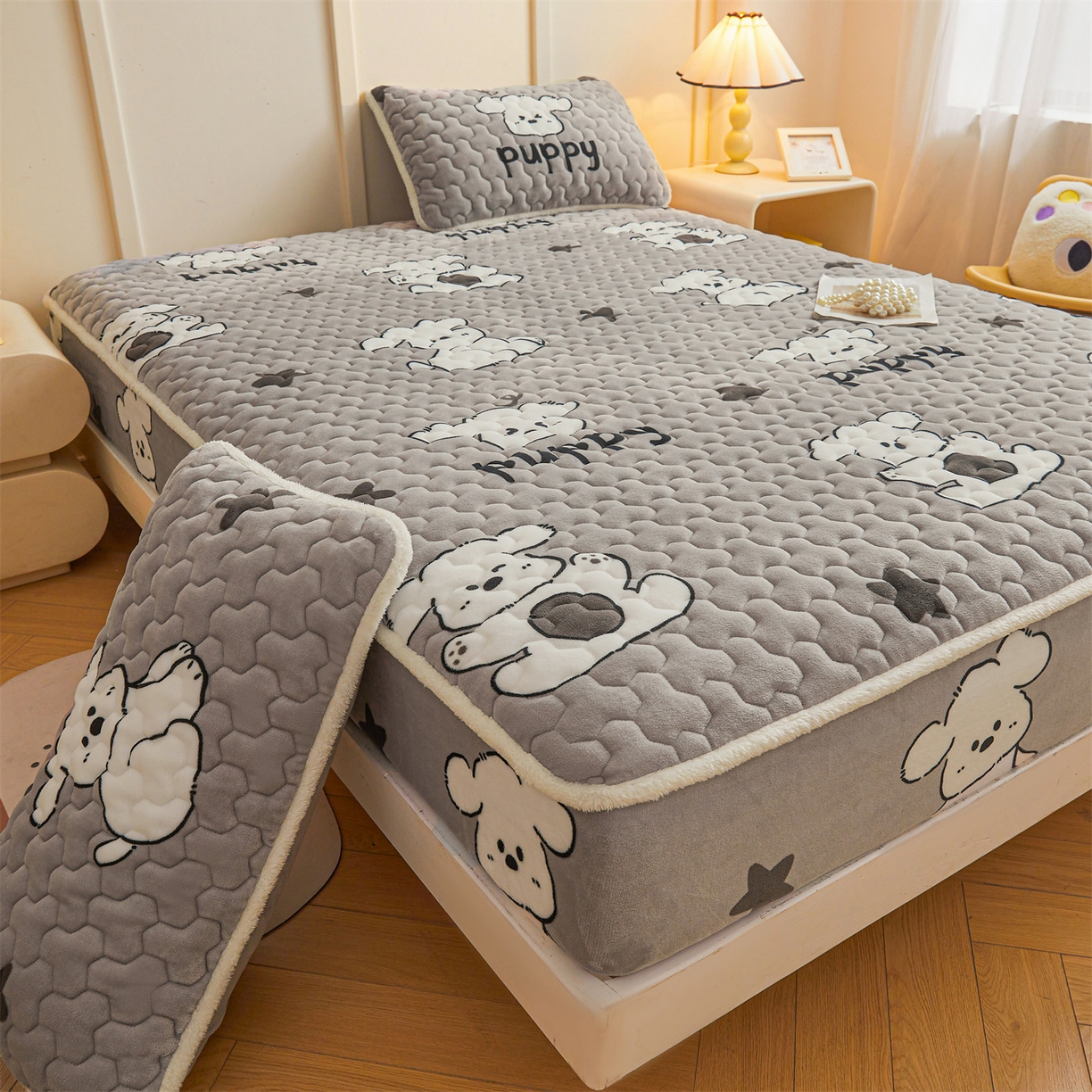 91家纺网 家纺一手货源 找家纺 雯豆家纺 2025新款牛奶绒夹棉床笠印花款床垫保护套秋冬保暖床罩 牛奶绒夹棉床笠-皮皮狗