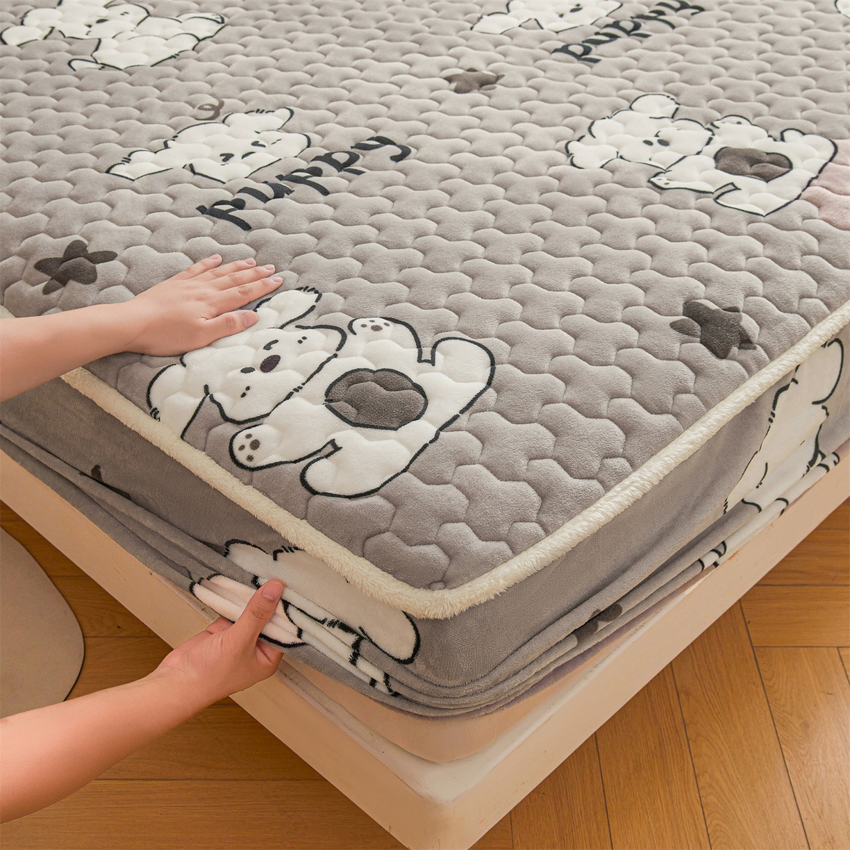 91家纺网 家纺一手货源 找家纺 雯豆家纺 2025新款牛奶绒夹棉床笠印花款床垫保护套秋冬保暖床罩 牛奶绒夹棉床笠-皮皮狗