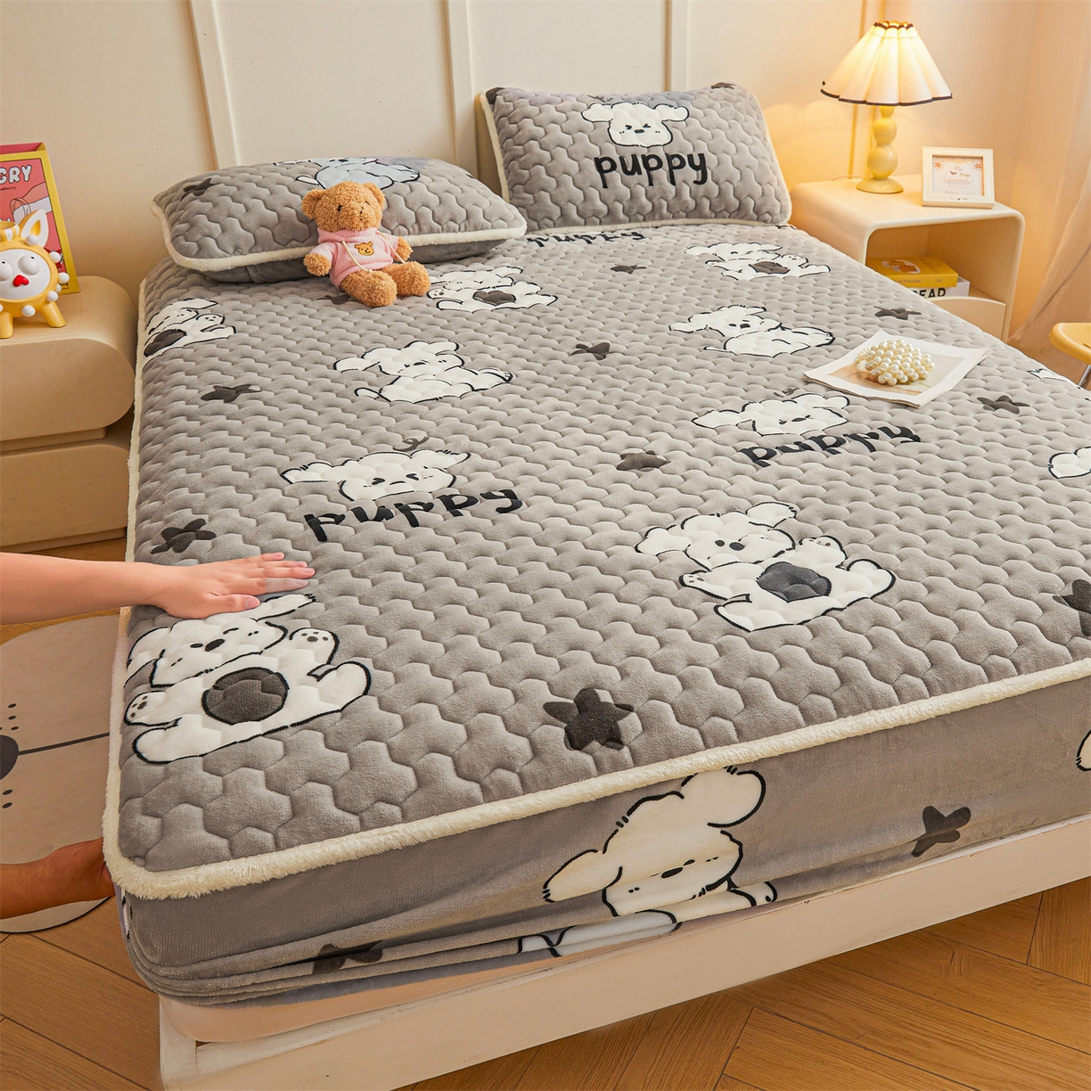 91家纺网 家纺一手货源 找家纺 雯豆家纺 2025新款牛奶绒夹棉床笠印花款床垫保护套秋冬保暖床罩 牛奶绒夹棉床笠-皮皮狗