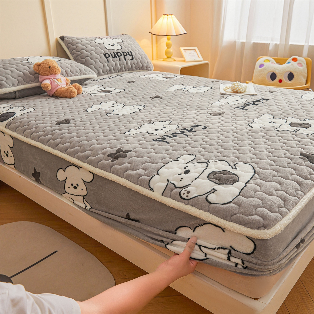 91家纺网 家纺一手货源 找家纺 雯豆家纺 2025新款牛奶绒夹棉床笠印花款床垫保护套秋冬保暖床罩 牛奶绒夹棉床笠-皮皮狗