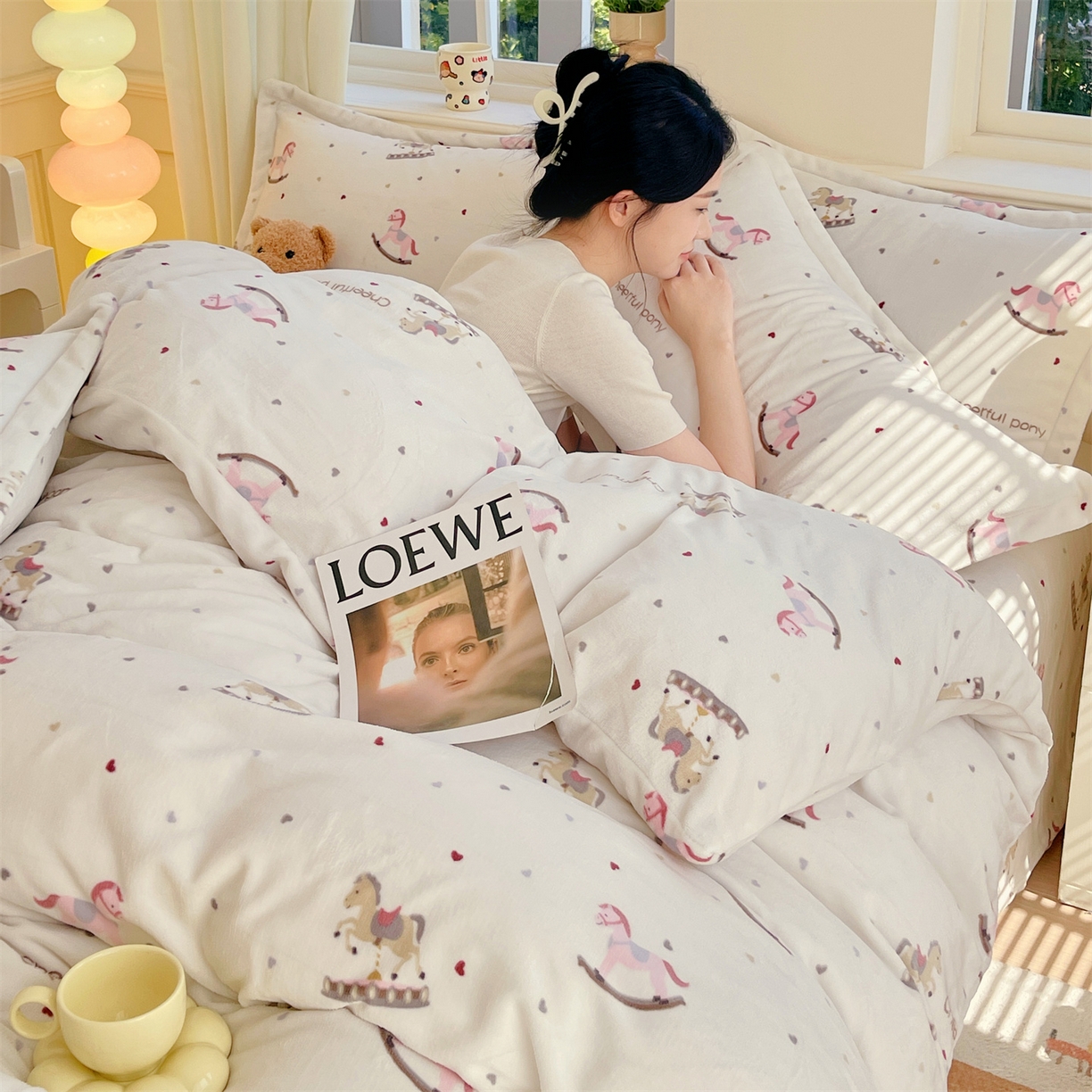 91家纺网 家纺一手货源 找家纺 凯儿2025加厚A类印花牛奶绒单品四件套 爱心木马
