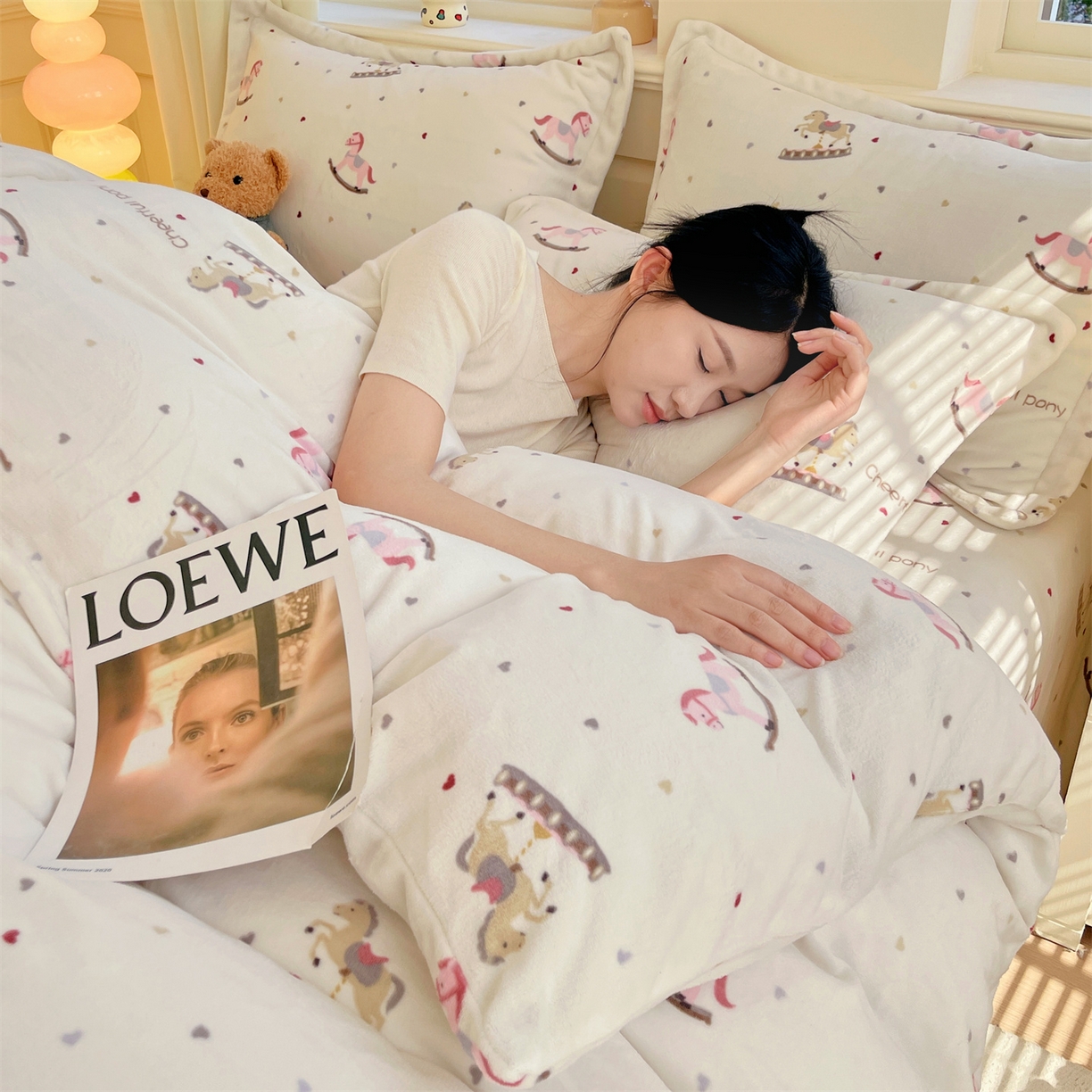 91家纺网 家纺一手货源 找家纺 凯儿2025加厚A类印花牛奶绒单品四件套 爱心木马