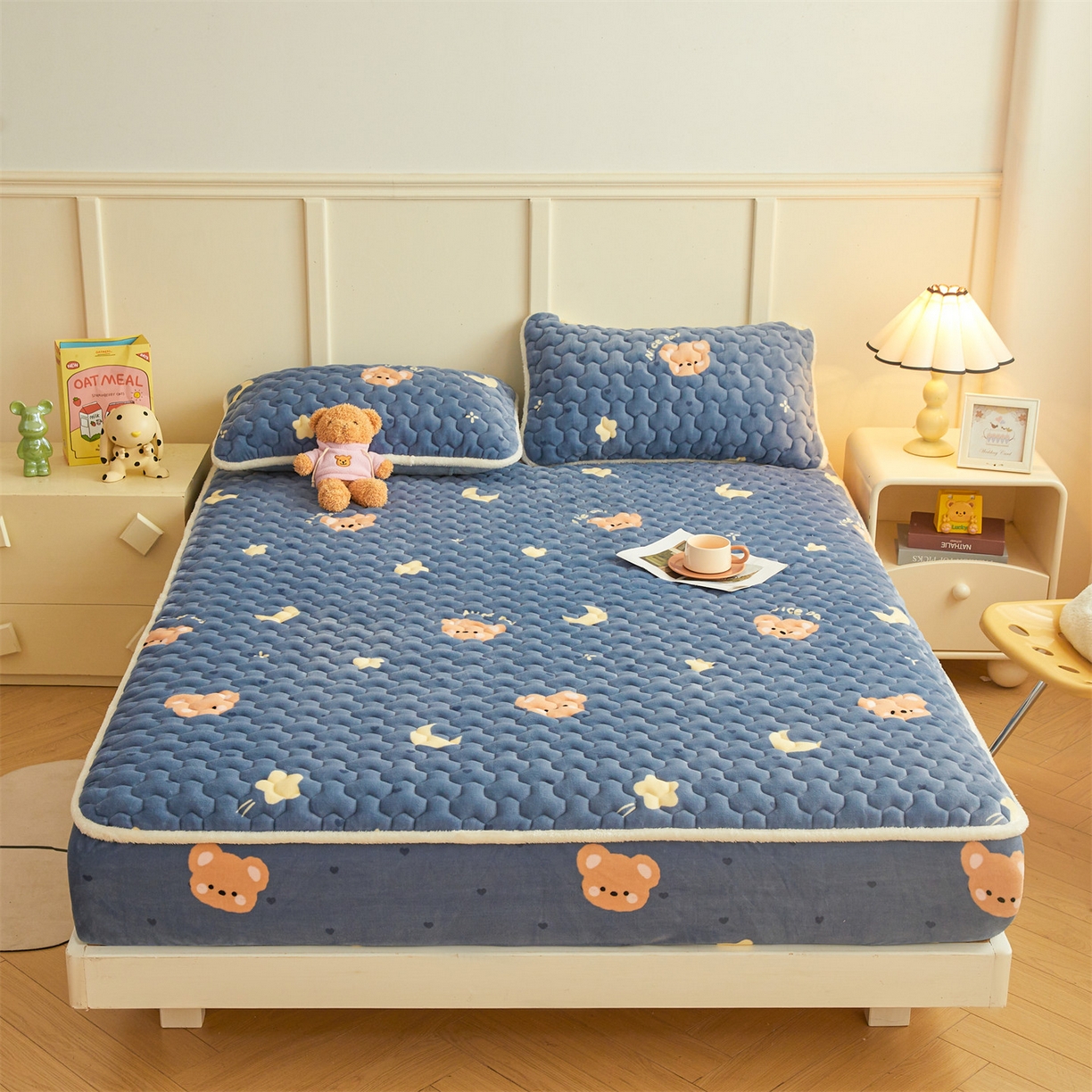 91家纺网 家纺一手货源 找家纺 雯豆家纺 2025新款牛奶绒夹棉床笠印花款床垫保护套秋冬保暖床罩 牛奶绒夹棉床笠-太空小熊