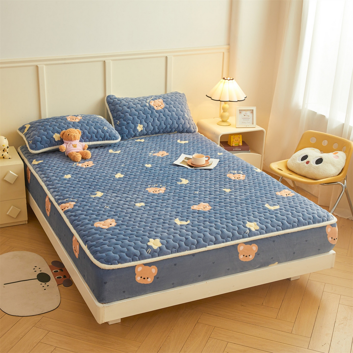 91家纺网 家纺一手货源 找家纺 雯豆家纺 2025新款牛奶绒夹棉床笠印花款床垫保护套秋冬保暖床罩 牛奶绒夹棉床笠-太空小熊