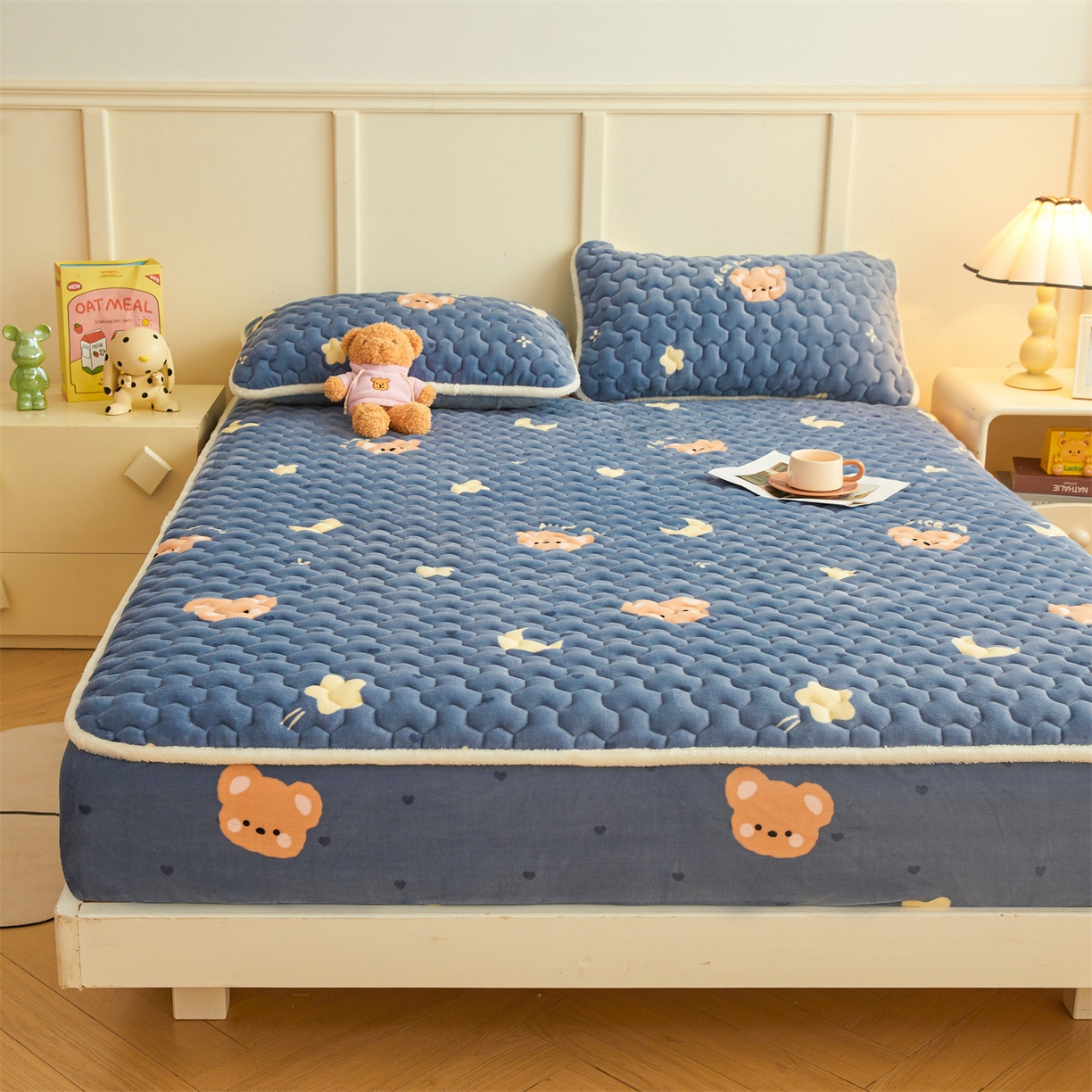 91家纺网 家纺一手货源 找家纺 雯豆家纺 2025新款牛奶绒夹棉床笠印花款床垫保护套秋冬保暖床罩 牛奶绒夹棉床笠-太空小熊