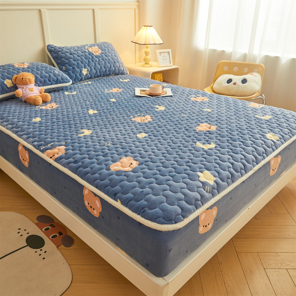 91家纺网 家纺一手货源 找家纺 雯豆家纺 2025新款牛奶绒夹棉床笠印花款床垫保护套秋冬保暖床罩 牛奶绒夹棉床笠-太空小熊