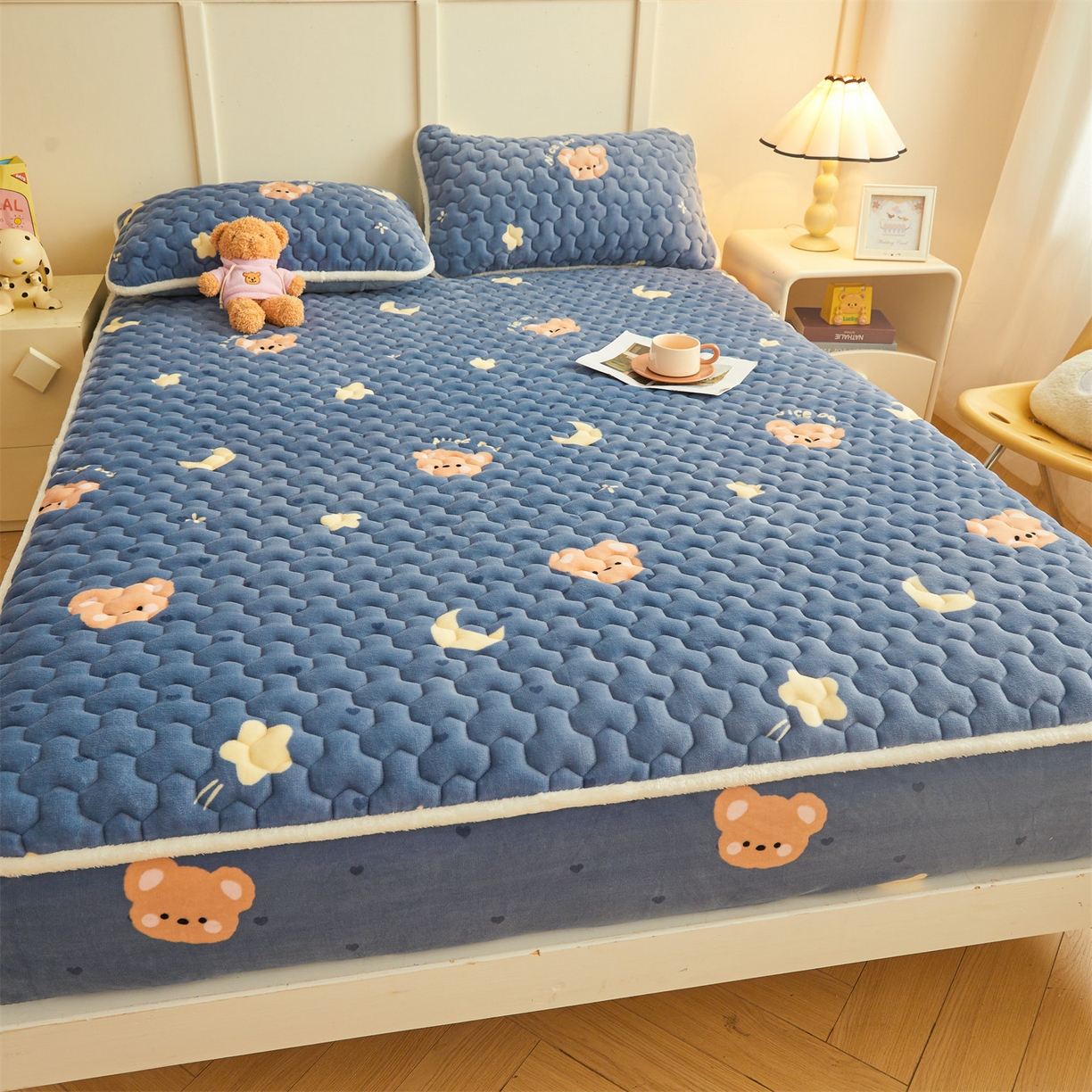 91家纺网 家纺一手货源 找家纺 雯豆家纺 2025新款牛奶绒夹棉床笠印花款床垫保护套秋冬保暖床罩 牛奶绒夹棉床笠-太空小熊