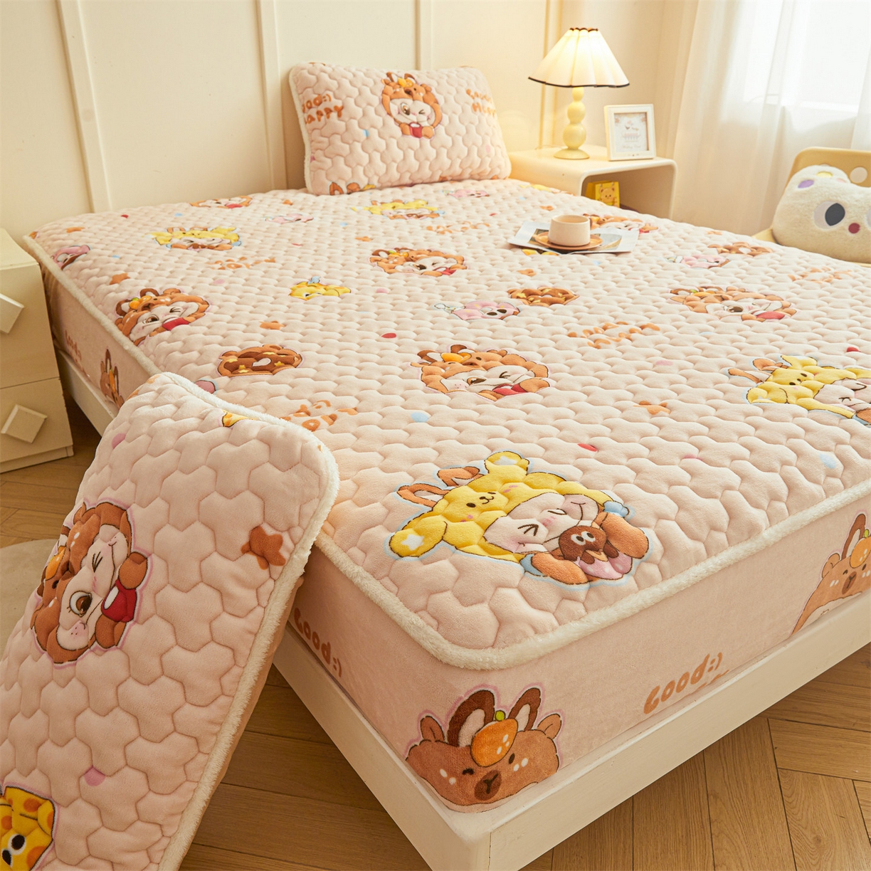 91家纺网 家纺一手货源 找家纺 雯豆家纺 2025新款牛奶绒夹棉床笠印花款床垫保护套秋冬保暖床罩 牛奶绒夹棉床笠-甜心布布