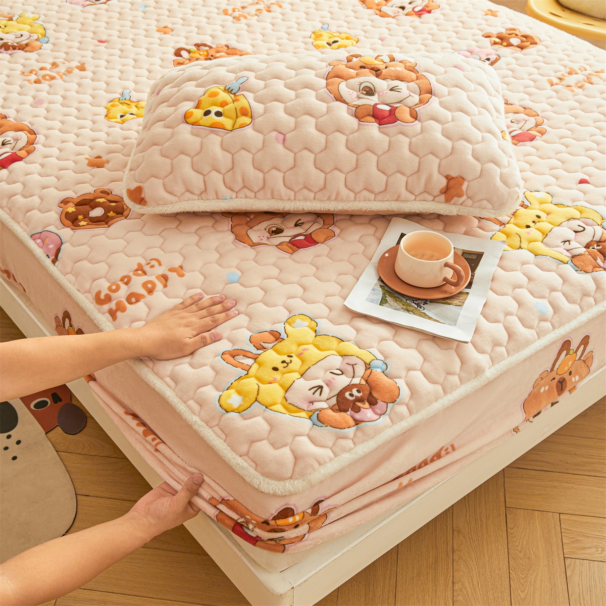 91家纺网 家纺一手货源 找家纺 雯豆家纺 2025新款牛奶绒夹棉床笠印花款床垫保护套秋冬保暖床罩 牛奶绒夹棉床笠-甜心布布