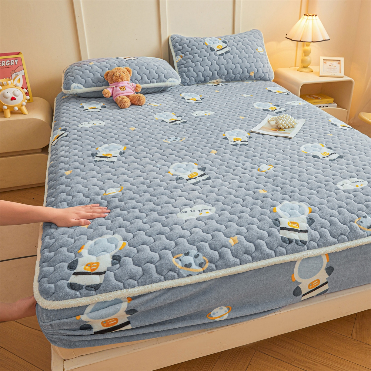 雯豆家纺 2025新款牛奶绒夹棉床笠印花款床垫保护套秋冬保暖床罩 牛奶绒夹棉床笠-小小太空人