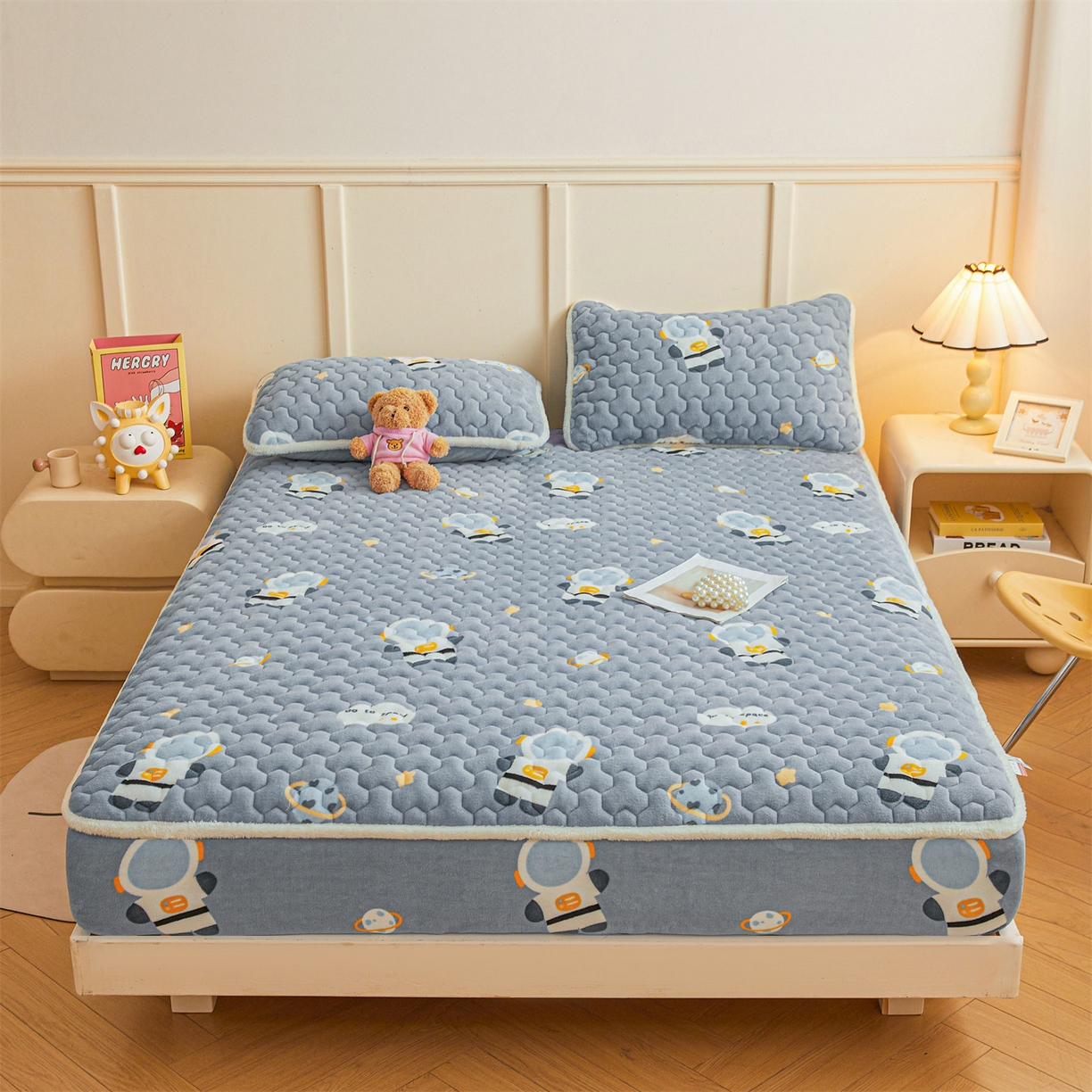 91家纺网 家纺一手货源 找家纺 雯豆家纺 2025新款牛奶绒夹棉床笠印花款床垫保护套秋冬保暖床罩 牛奶绒夹棉床笠-小小太空人