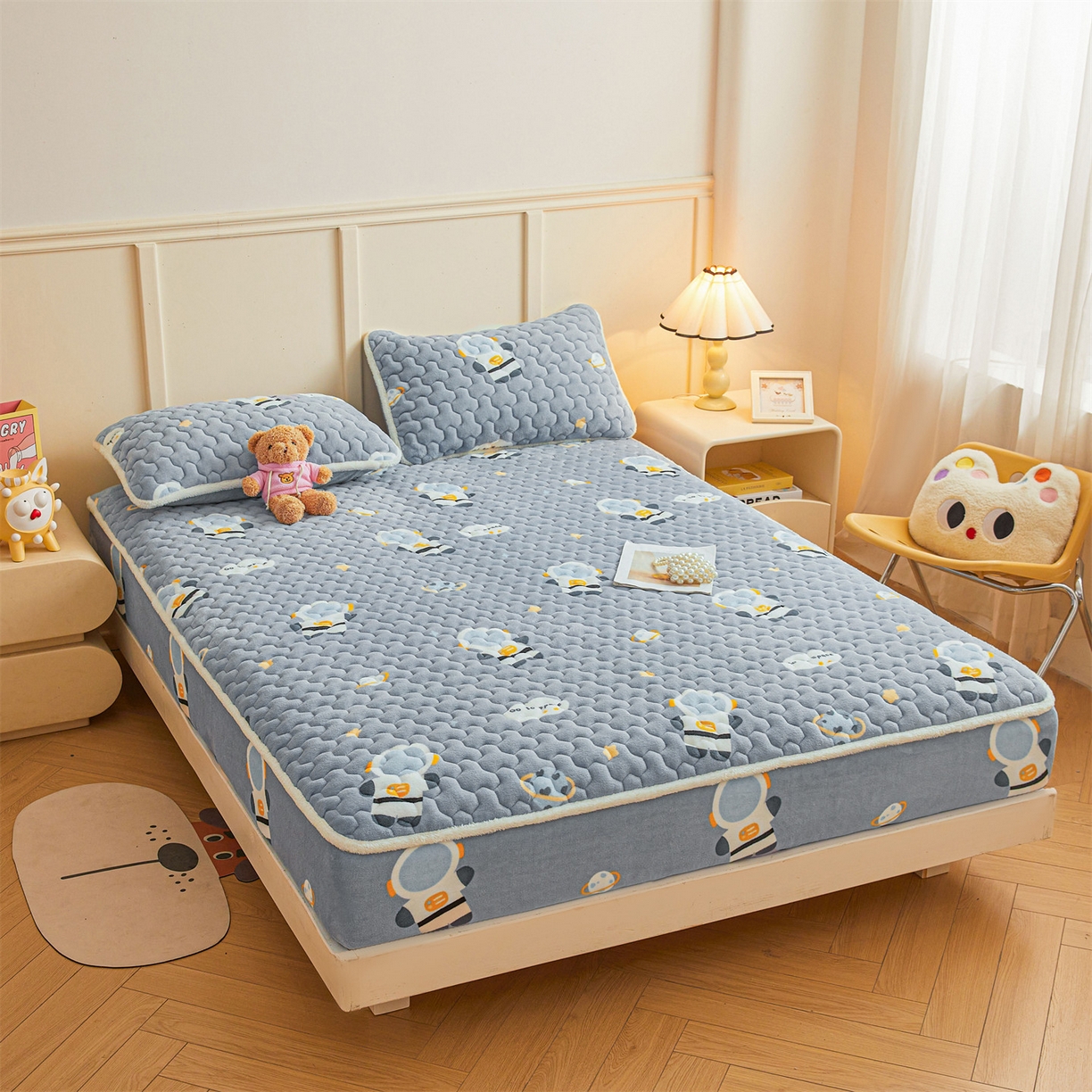 91家纺网 家纺一手货源 找家纺 雯豆家纺 2025新款牛奶绒夹棉床笠印花款床垫保护套秋冬保暖床罩 牛奶绒夹棉床笠-小小太空人