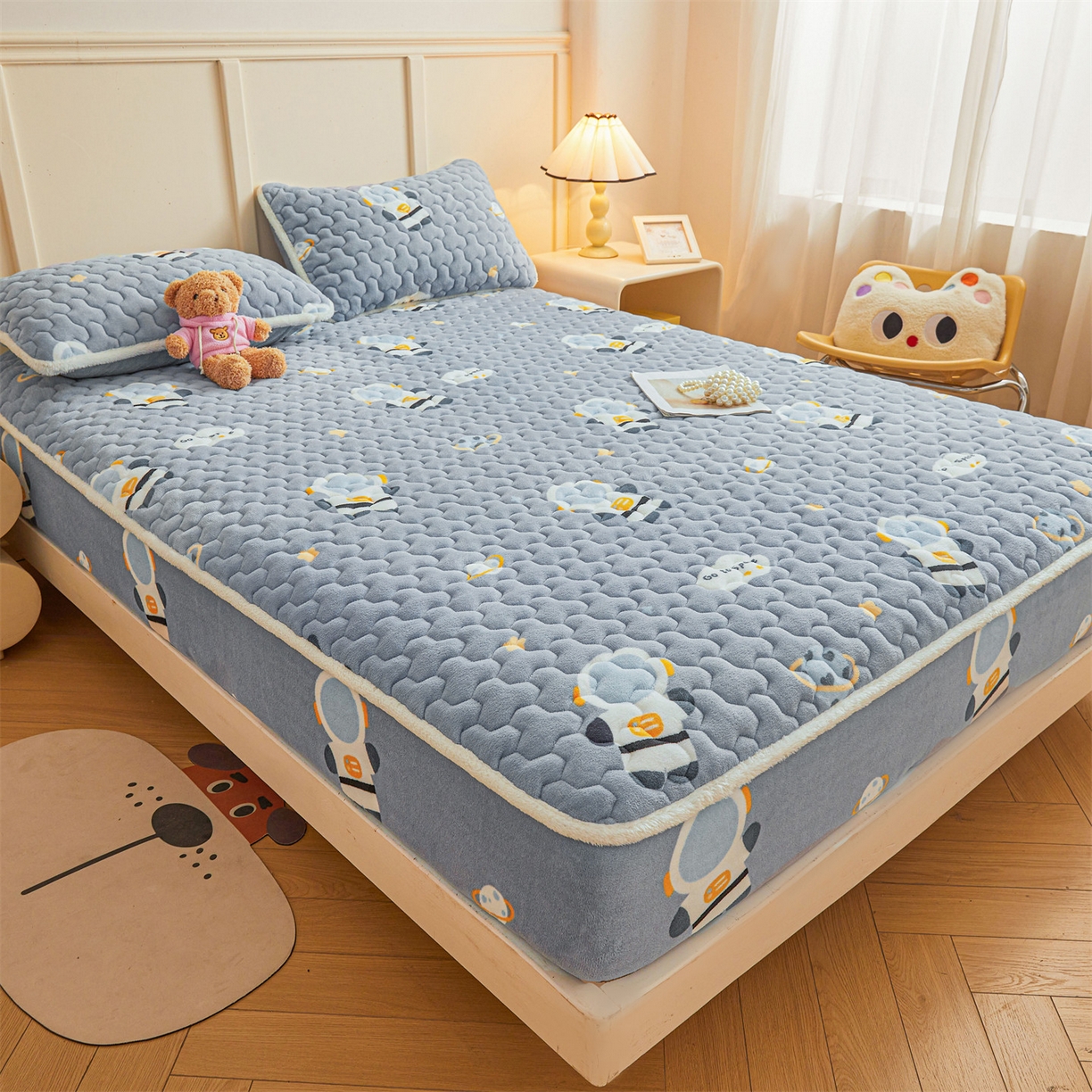 91家纺网 家纺一手货源 找家纺 雯豆家纺 2025新款牛奶绒夹棉床笠印花款床垫保护套秋冬保暖床罩 牛奶绒夹棉床笠-小小太空人