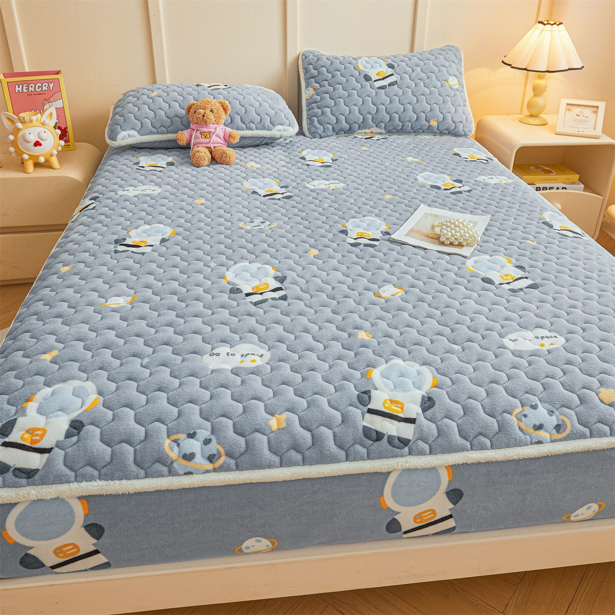 91家纺网 家纺一手货源 找家纺 雯豆家纺 2025新款牛奶绒夹棉床笠印花款床垫保护套秋冬保暖床罩 牛奶绒夹棉床笠-小小太空人