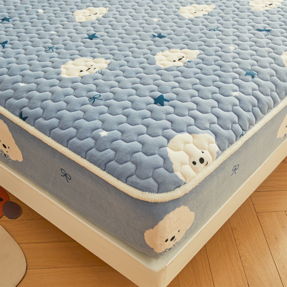 91家纺网 家纺一手货源 找家纺 雯豆家纺 2025新款牛奶绒夹棉床笠印花款床垫保护套秋冬保暖床罩 牛奶绒夹棉床笠-星空小狗