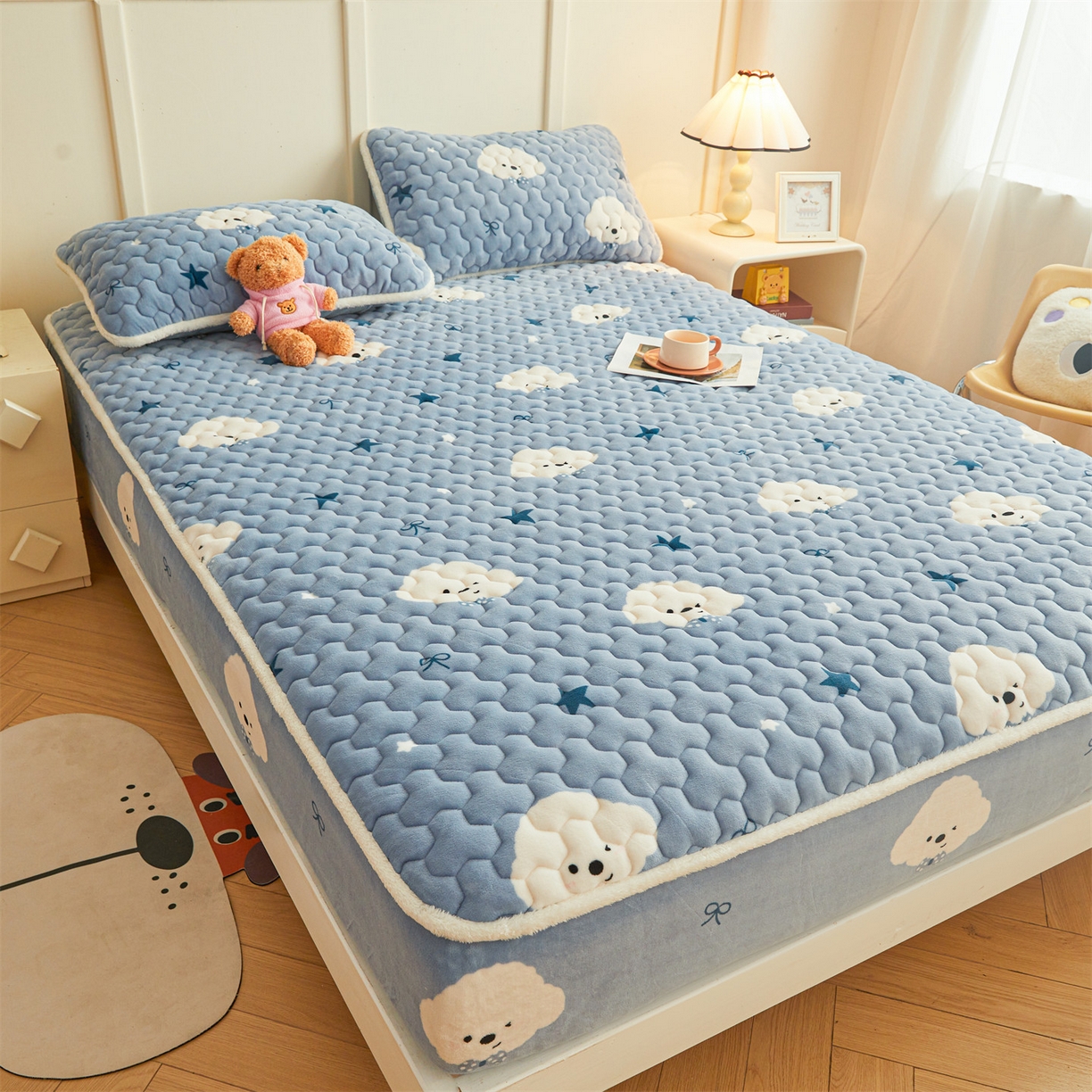 91家纺网 家纺一手货源 找家纺 雯豆家纺 2025新款牛奶绒夹棉床笠印花款床垫保护套秋冬保暖床罩 牛奶绒夹棉床笠-星空小狗