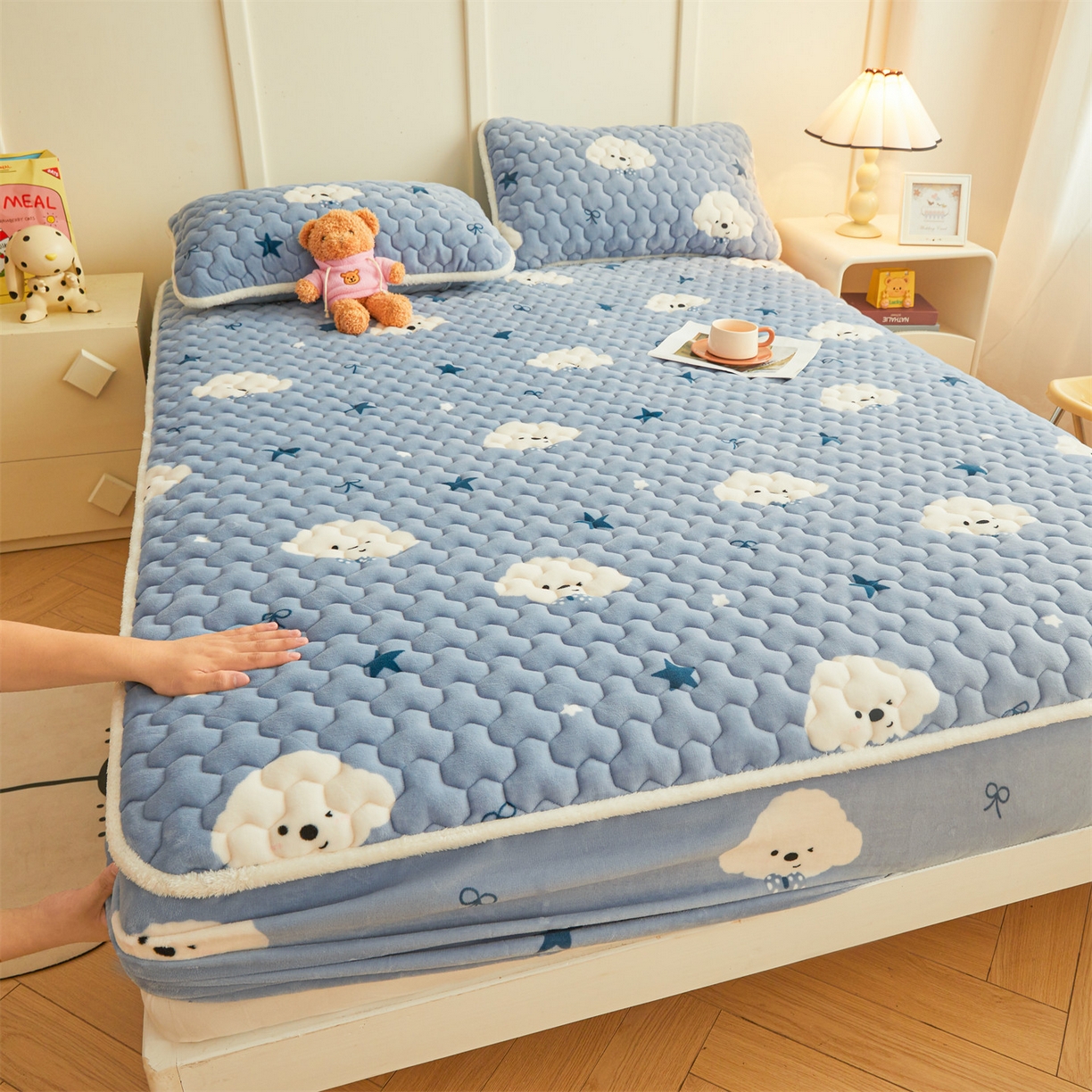 91家纺网 家纺一手货源 找家纺 雯豆家纺 2025新款牛奶绒夹棉床笠印花款床垫保护套秋冬保暖床罩 牛奶绒夹棉床笠-星空小狗