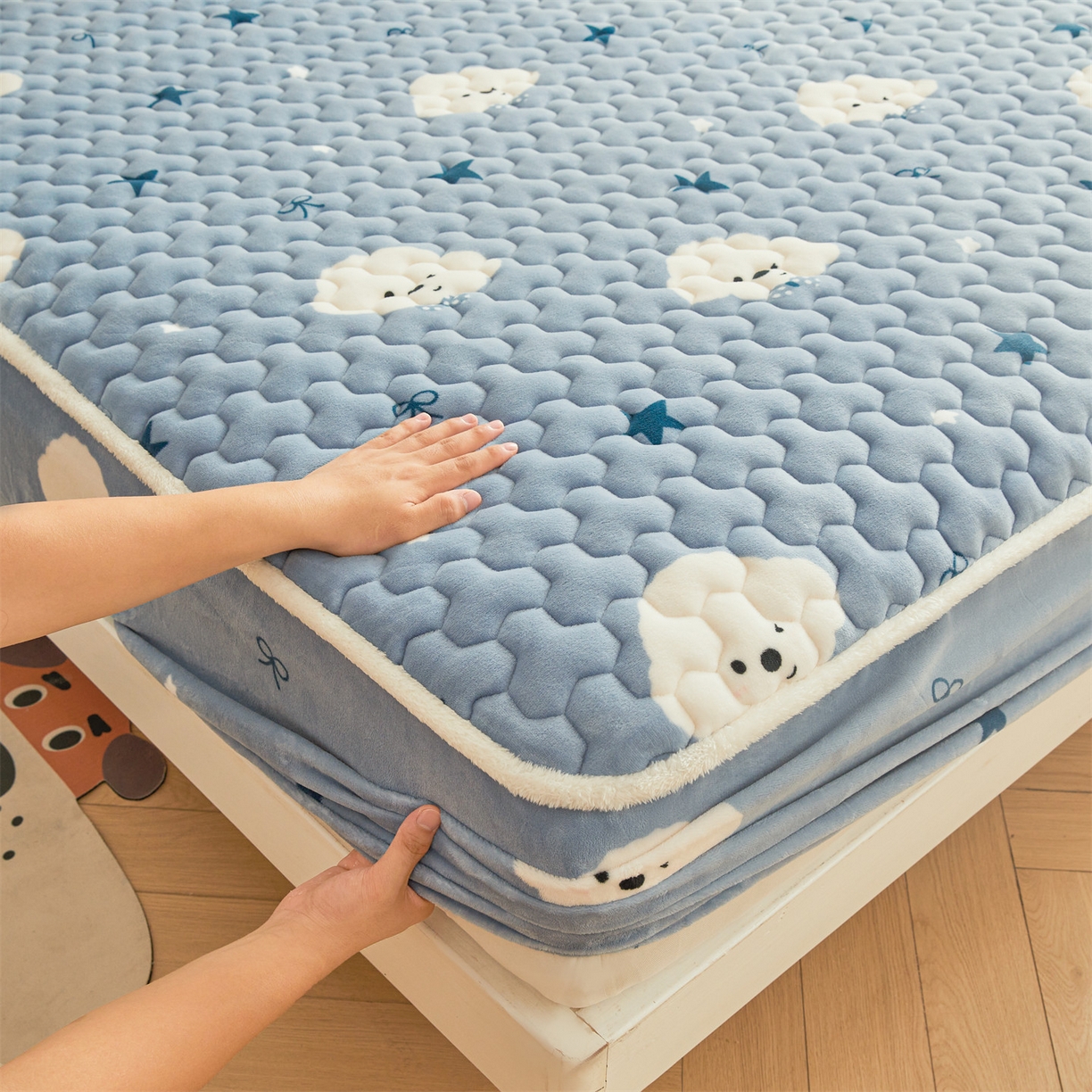 91家纺网 家纺一手货源 找家纺 雯豆家纺 2025新款牛奶绒夹棉床笠印花款床垫保护套秋冬保暖床罩 牛奶绒夹棉床笠-星空小狗