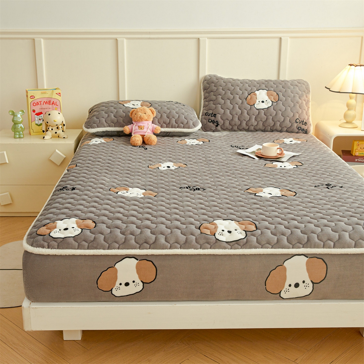 91家纺网 家纺一手货源 找家纺 雯豆家纺 2025新款牛奶绒夹棉床笠印花款床垫保护套秋冬保暖床罩 牛奶绒夹棉床笠-阳光狗