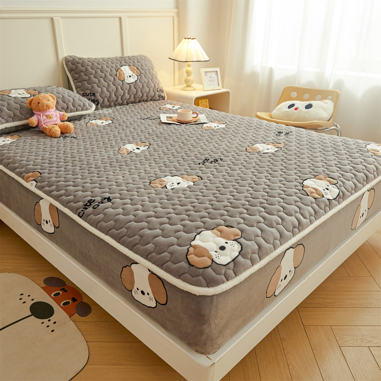 91家纺网 家纺一手货源 找家纺 雯豆家纺 2025新款牛奶绒夹棉床笠印花款床垫保护套秋冬保暖床罩 牛奶绒夹棉床笠-阳光狗