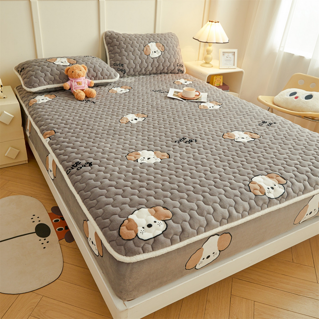 91家纺网 家纺一手货源 找家纺 雯豆家纺 2025新款牛奶绒夹棉床笠印花款床垫保护套秋冬保暖床罩 牛奶绒夹棉床笠-阳光狗