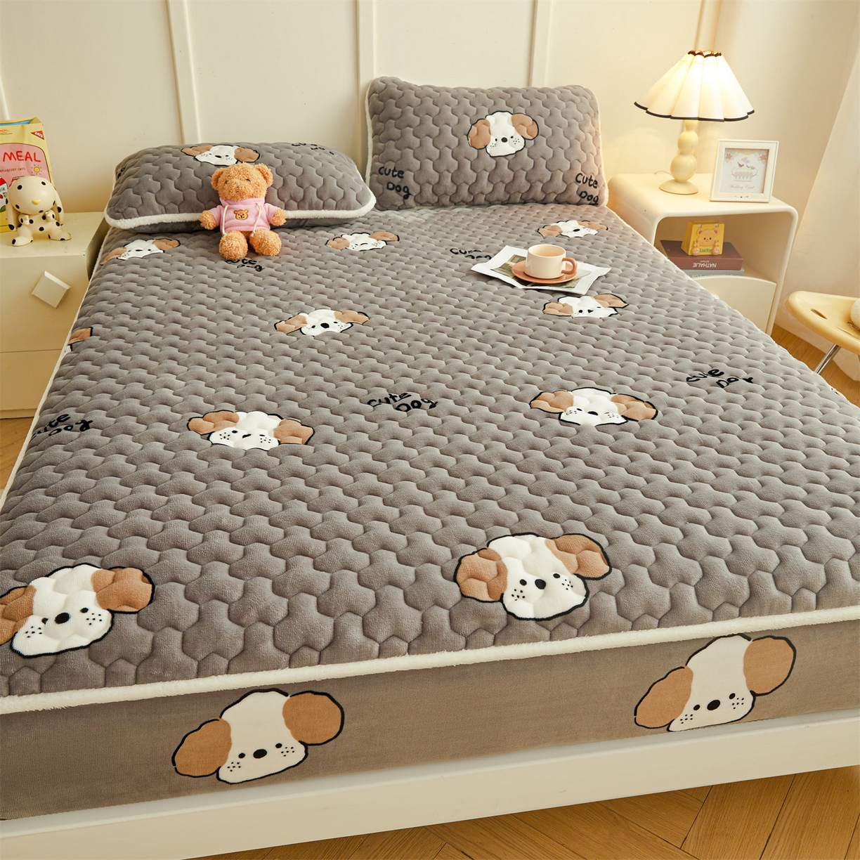 91家纺网 家纺一手货源 找家纺 雯豆家纺 2025新款牛奶绒夹棉床笠印花款床垫保护套秋冬保暖床罩 牛奶绒夹棉床笠-阳光狗