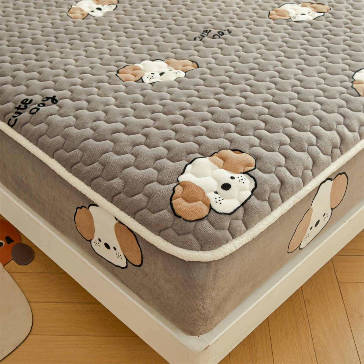 91家纺网 家纺一手货源 找家纺 雯豆家纺 2025新款牛奶绒夹棉床笠印花款床垫保护套秋冬保暖床罩 牛奶绒夹棉床笠-阳光狗