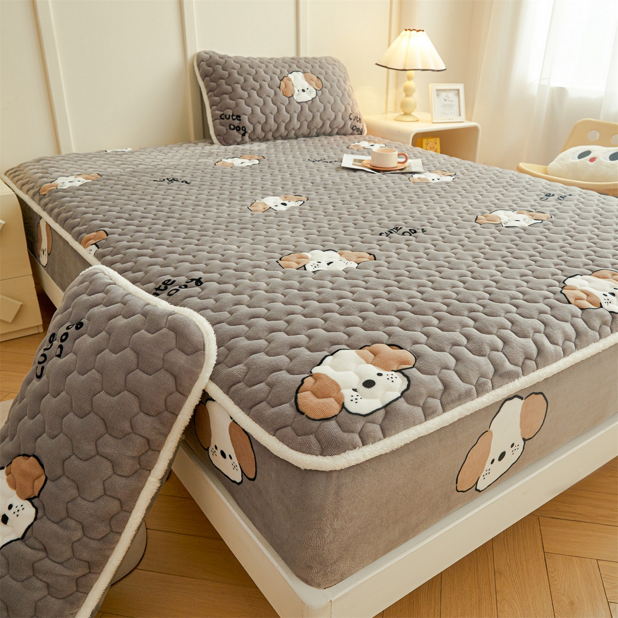 91家纺网 家纺一手货源 找家纺 雯豆家纺 2025新款牛奶绒夹棉床笠印花款床垫保护套秋冬保暖床罩 牛奶绒夹棉床笠-阳光狗