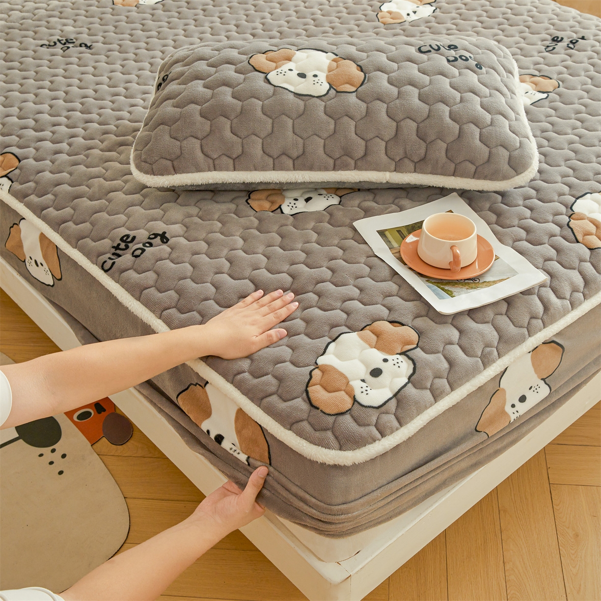 91家纺网 家纺一手货源 找家纺 雯豆家纺 2025新款牛奶绒夹棉床笠印花款床垫保护套秋冬保暖床罩 牛奶绒夹棉床笠-阳光狗