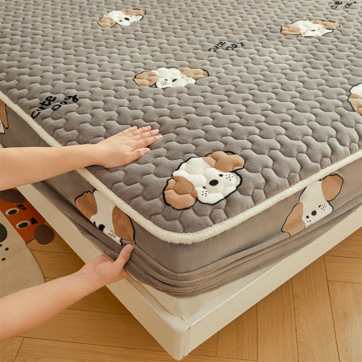 91家纺网 家纺一手货源 找家纺 雯豆家纺 2025新款牛奶绒夹棉床笠印花款床垫保护套秋冬保暖床罩 牛奶绒夹棉床笠-阳光狗