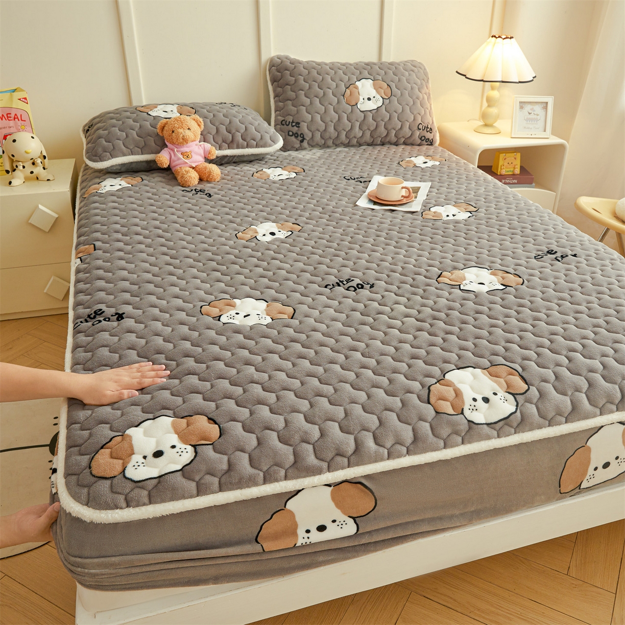 91家纺网 家纺一手货源 找家纺 雯豆家纺 2025新款牛奶绒夹棉床笠印花款床垫保护套秋冬保暖床罩 牛奶绒夹棉床笠-阳光狗