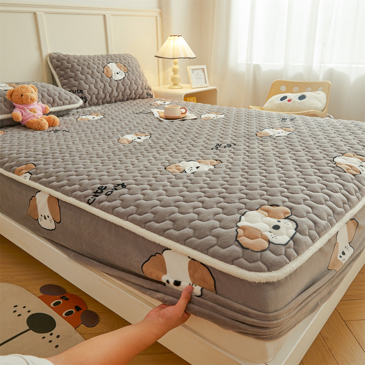 91家纺网 家纺一手货源 找家纺 雯豆家纺 2025新款牛奶绒夹棉床笠印花款床垫保护套秋冬保暖床罩 牛奶绒夹棉床笠-阳光狗