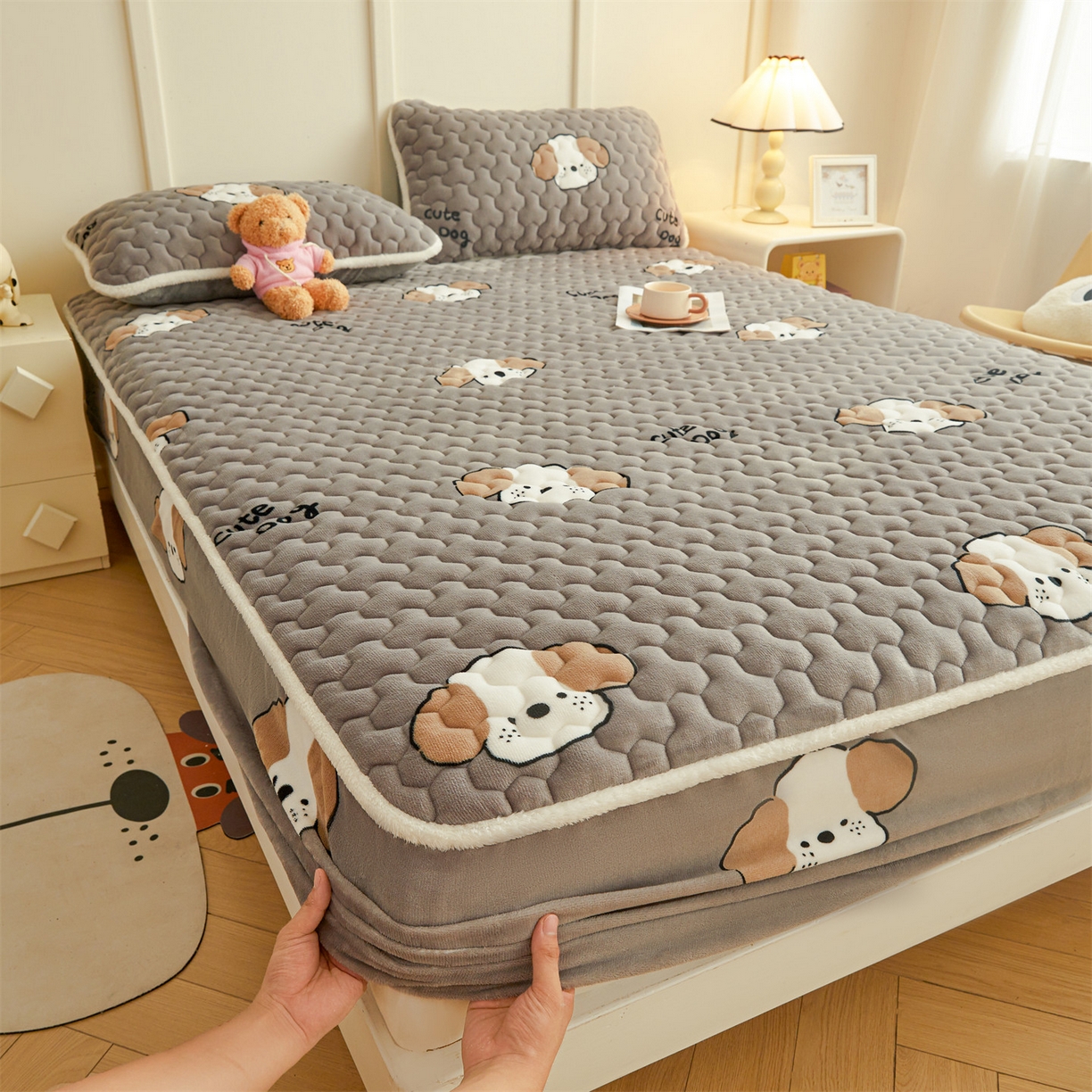 91家纺网 家纺一手货源 找家纺 雯豆家纺 2025新款牛奶绒夹棉床笠印花款床垫保护套秋冬保暖床罩 牛奶绒夹棉床笠-阳光狗