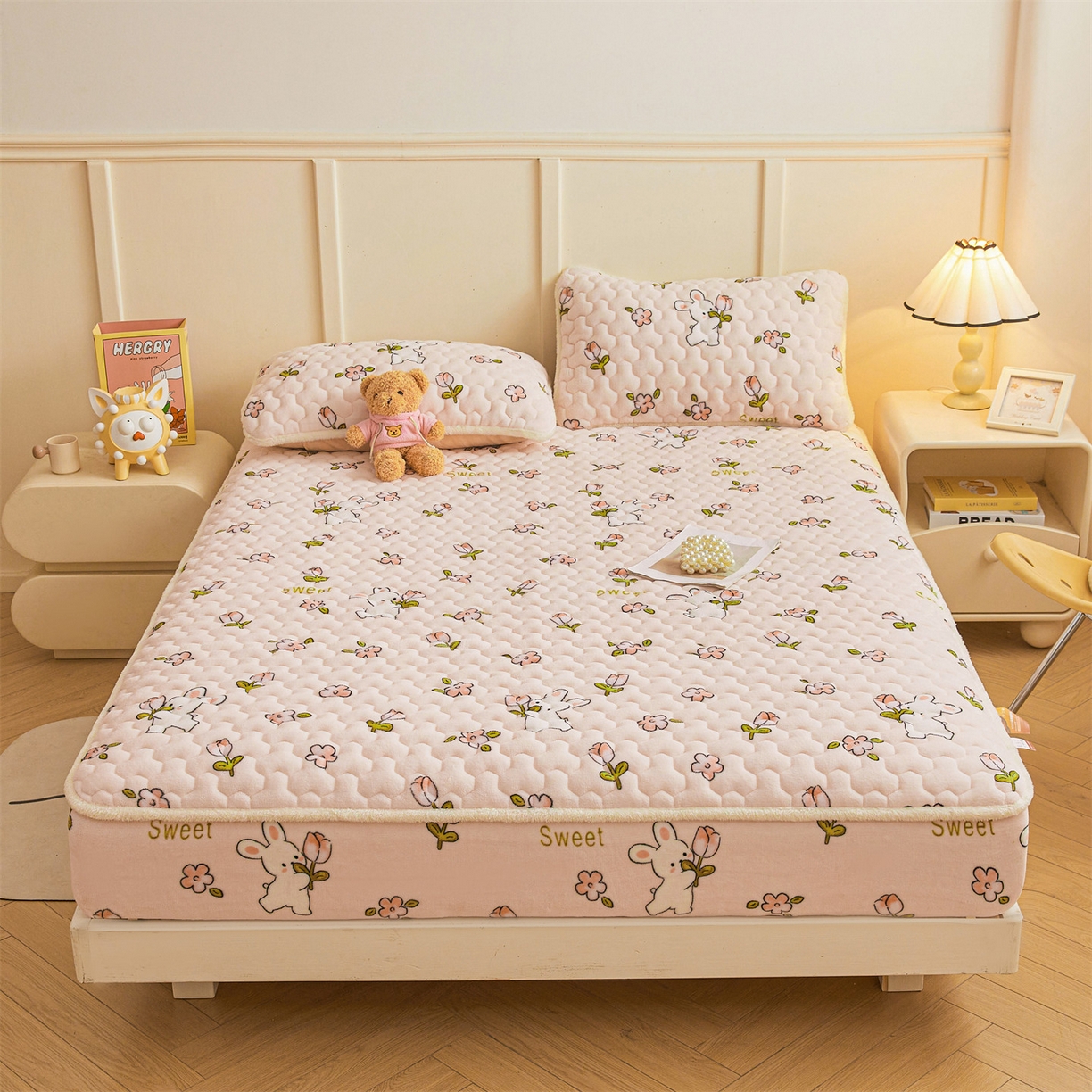 91家纺网 家纺一手货源 找家纺 雯豆家纺 2025新款牛奶绒夹棉床笠印花款床垫保护套秋冬保暖床罩 牛奶绒夹棉床笠-月季小兔